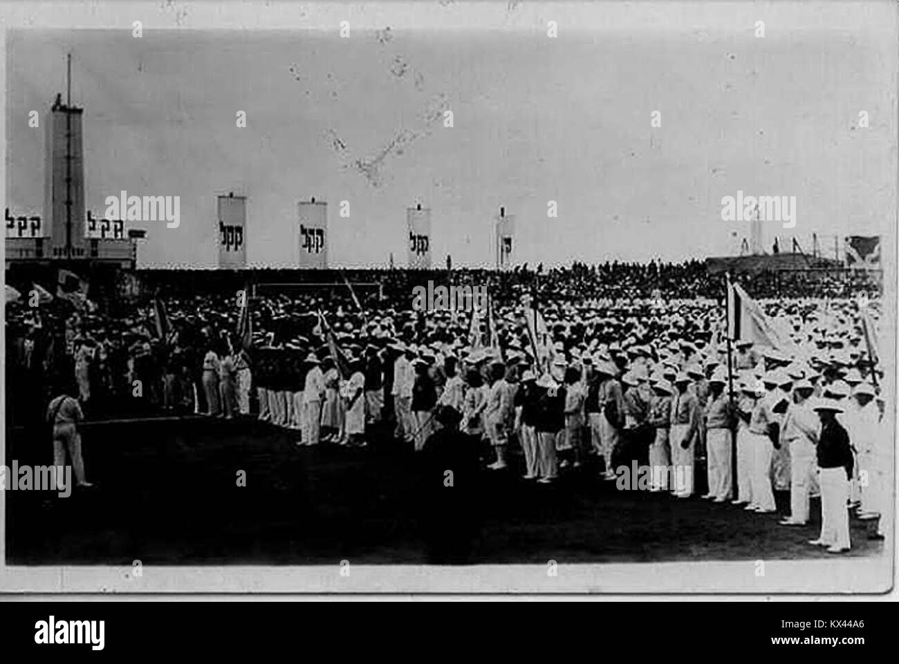 Das Foto zeigt eine Delegation, die an den 2. Maccabiah Games teilnahm, einem internationalen jüdischen Multisport-Event, bei dem Athleten, Nationalmannschaften und der globale Sportkontext im Jahr 1935 hervorgehoben werden. Stockfoto