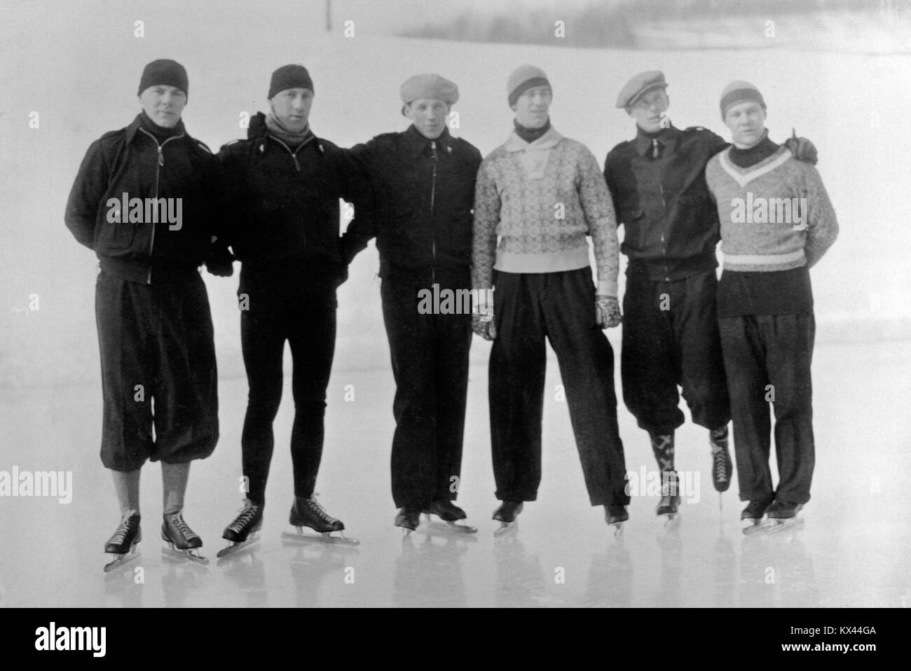Foto des norwegischen Eislaufteams aus dem Jahr 1932, das Athleten zeigt, die sich auf die Olympischen Winterspiele vorbereiten oder an ihnen teilnehmen. Stockfoto