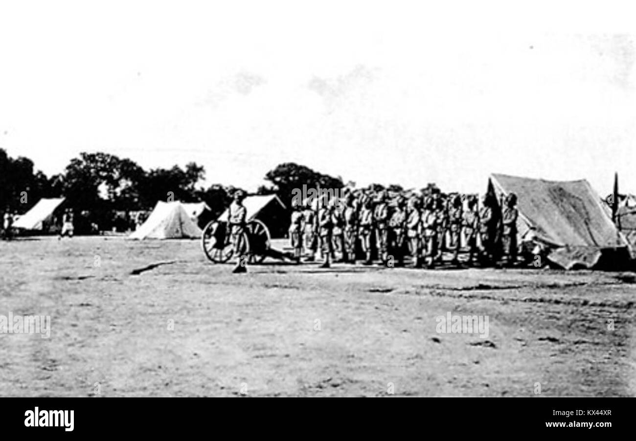 Foto, das den deutschen Feldmarschall zeigt, der einen Kranz am Iltis-Denkmal legt und das Indianerlager bei Zikawei besucht, mit militärischem Gedenken. Stockfoto