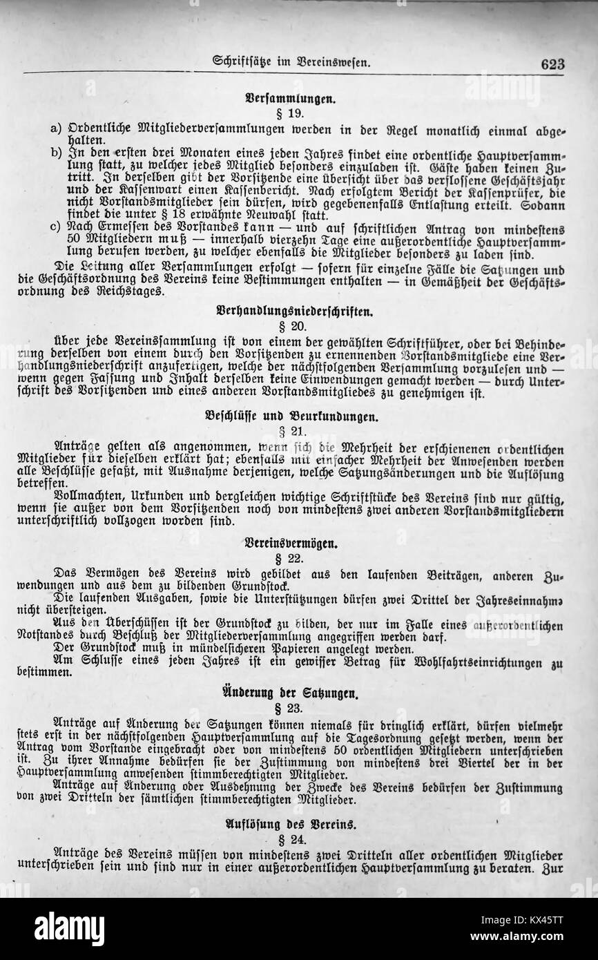 Diese Seite aus dem 1900 von Carl Otto herausgegebenen Haussekretär beleuchtet die bürokratischen Verfahren im Deutschen Reich und gibt einen detaillierten Blick auf die staatliche Verwaltung und deren Einfluss auf die gesellschaftlichen Strukturen dieser Zeit. Stockfoto