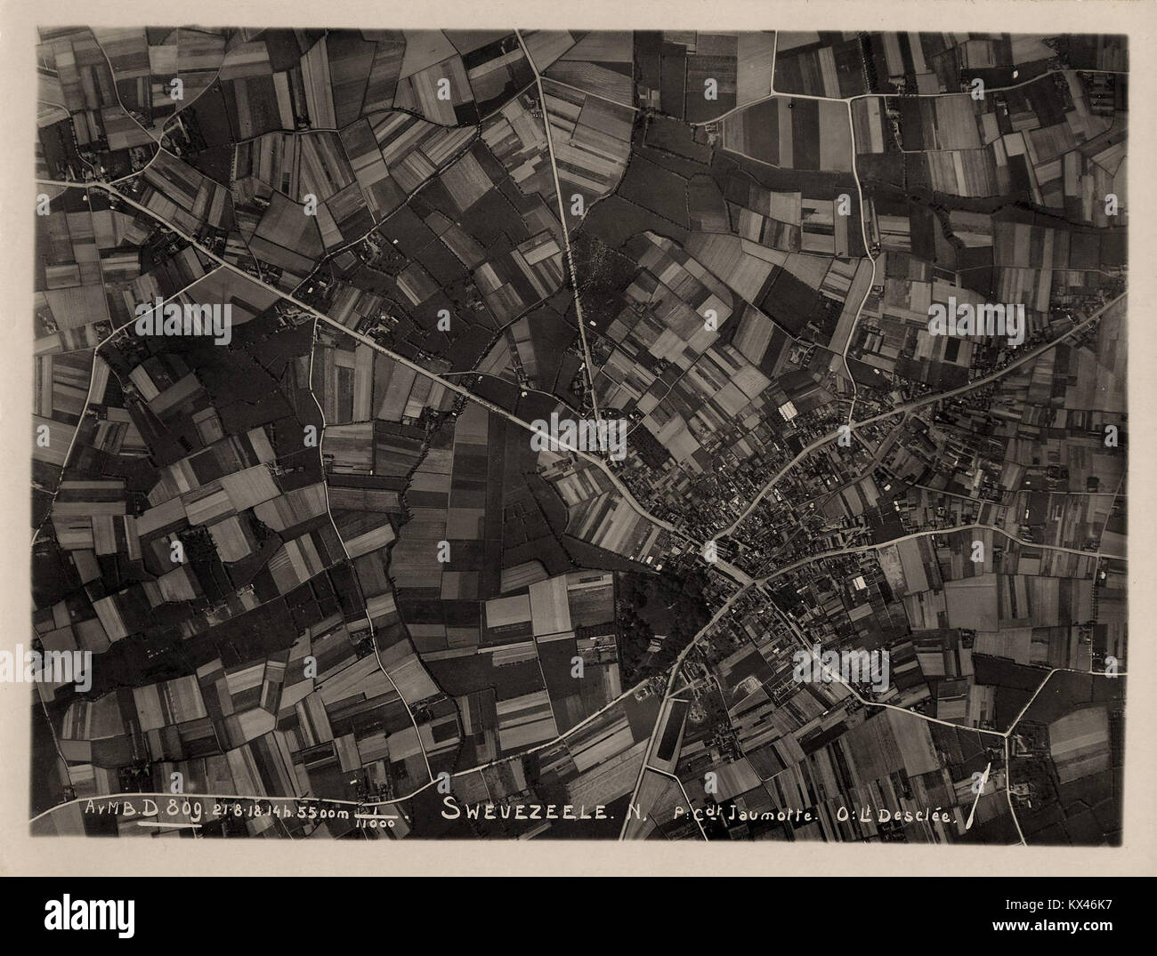 Eine vertikale Luftaufnahme von Swevezeele in Belgien, aufgenommen in einer Höhe von 5500 Metern, zeigt die Landschaft und Topographie der Region. Stockfoto