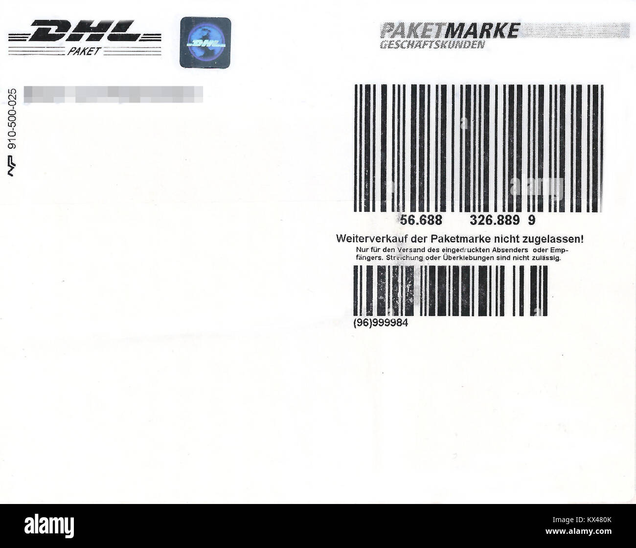 Die DHL Paketmarke ist eine Briefmarke, die von Geschäftskunden für den Versand von Paketen über DHL Logistics verwendet wird und ein Schlüsselelement des kommerziellen Versands darstellt. Stockfoto