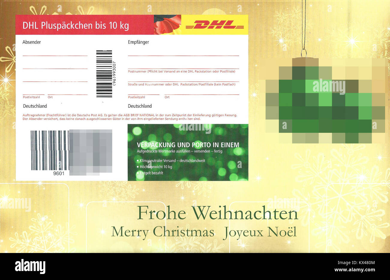 Eine 2017 DHL Paketverpackung für Sendungen bis zu 10 kg mit einem Weihnachtsmotiv für Postdienste in Deutschland. Stockfoto