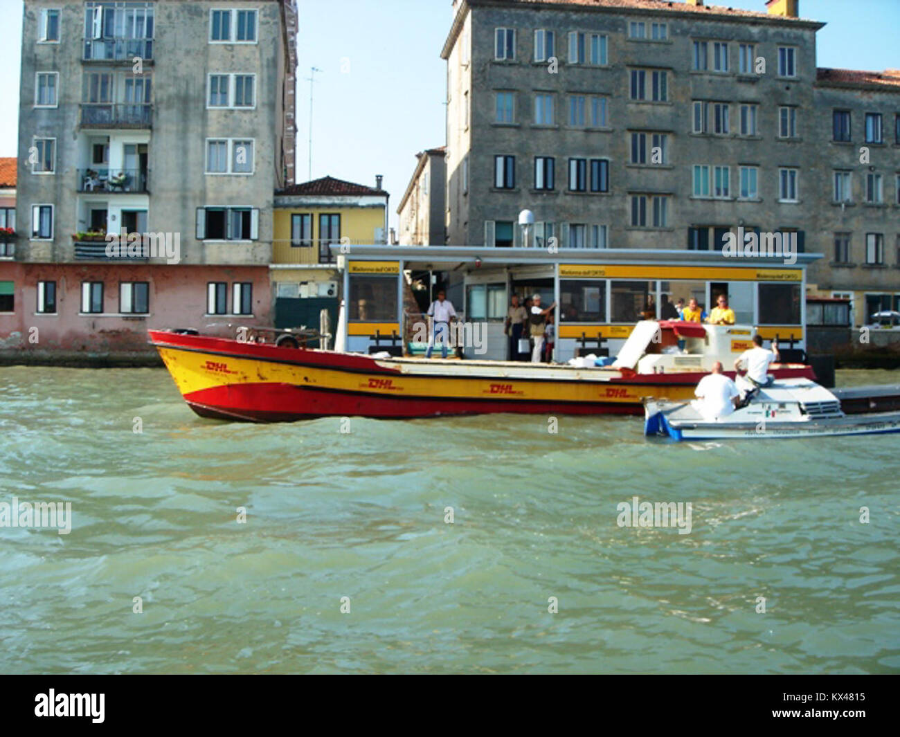 Ein Foto oder eine Abbildung des DHL-Betriebs in Venedig, Italien, mit Zustelldiensten, Logistik und Transportinfrastruktur. Stockfoto