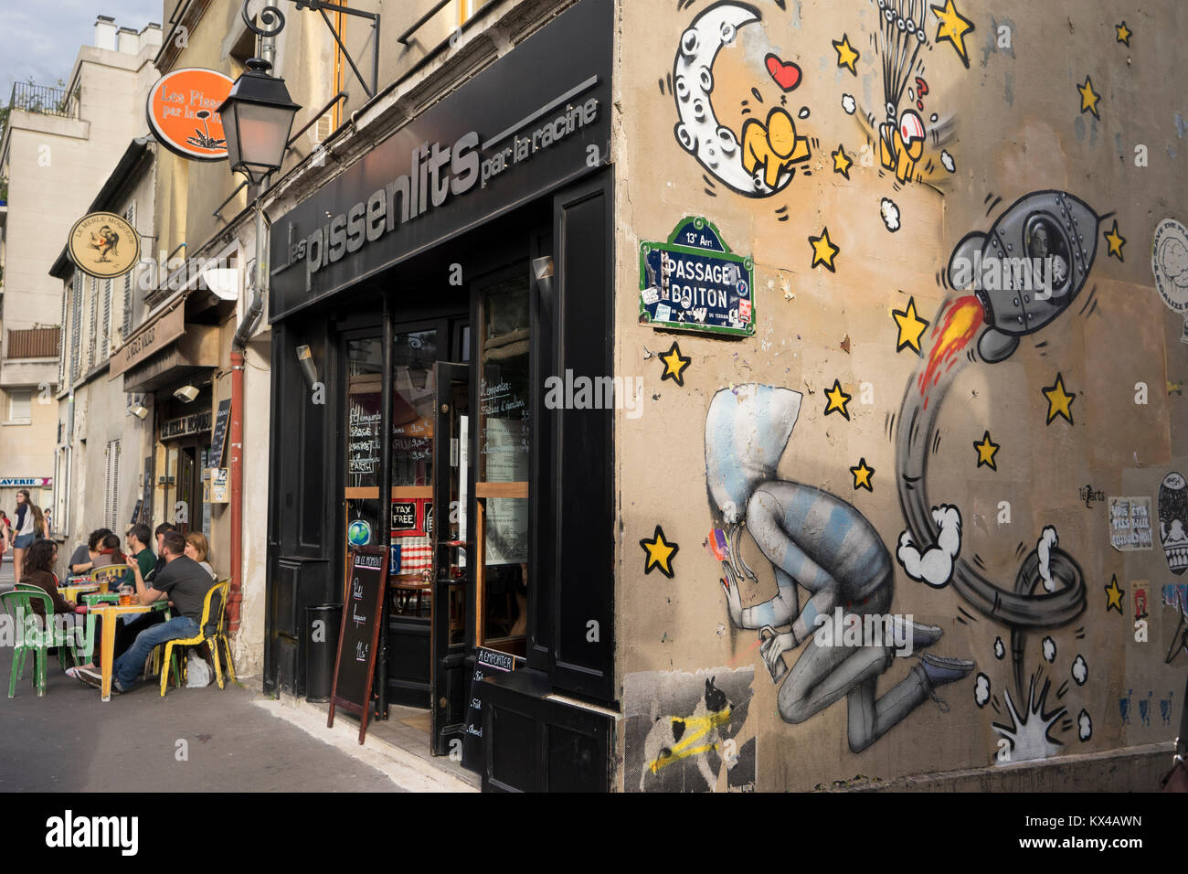 Kunst auf dem Weg in ein Café, Butte-aux-Cailles, Paris, Frankreich Stockfoto