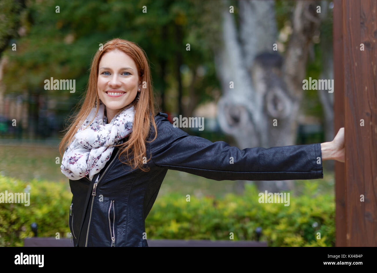 Redhead natürliche Frau in Leder Jacke im Park im Herbst posing Stockfoto