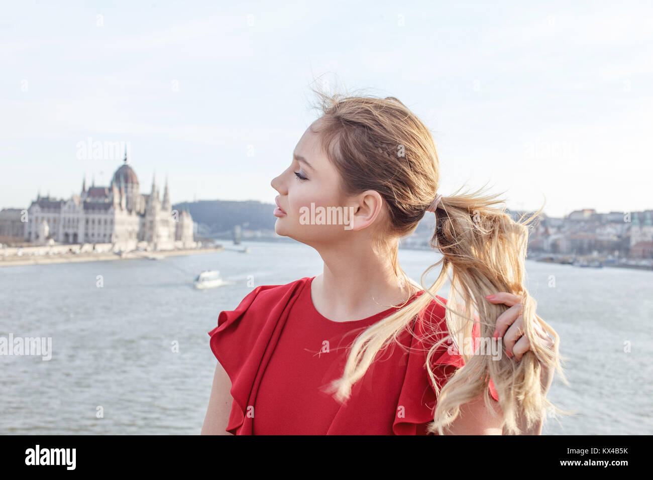 Junge Frau an den Haaren ziehen, mit geschlossenen Augen in Budapest, Ungarn Stockfoto