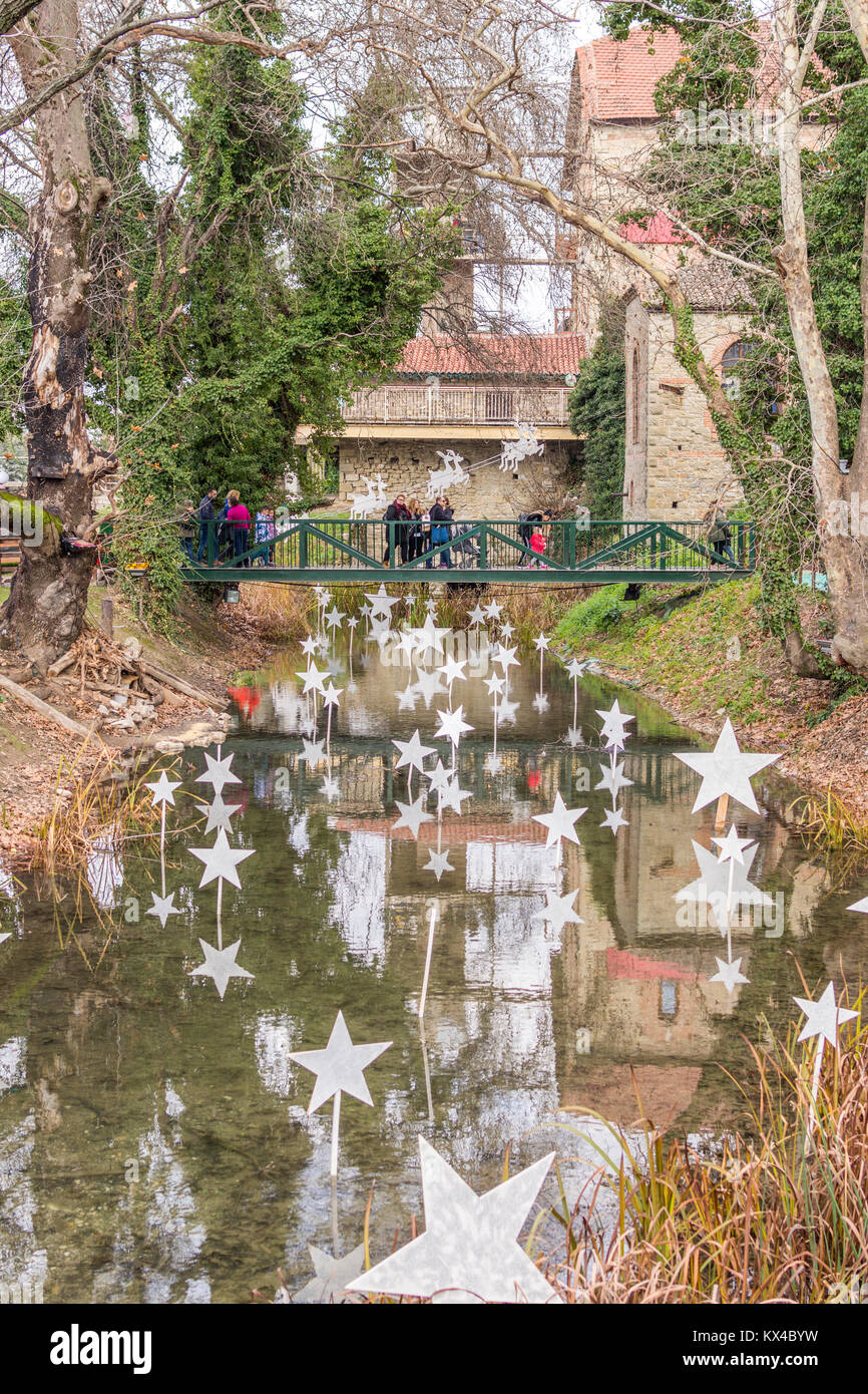 Menschen Urlaub auf der Mühle von Elfen, einem beliebten Weihnachten Ziel in Trikala Griechenland. Stockfoto