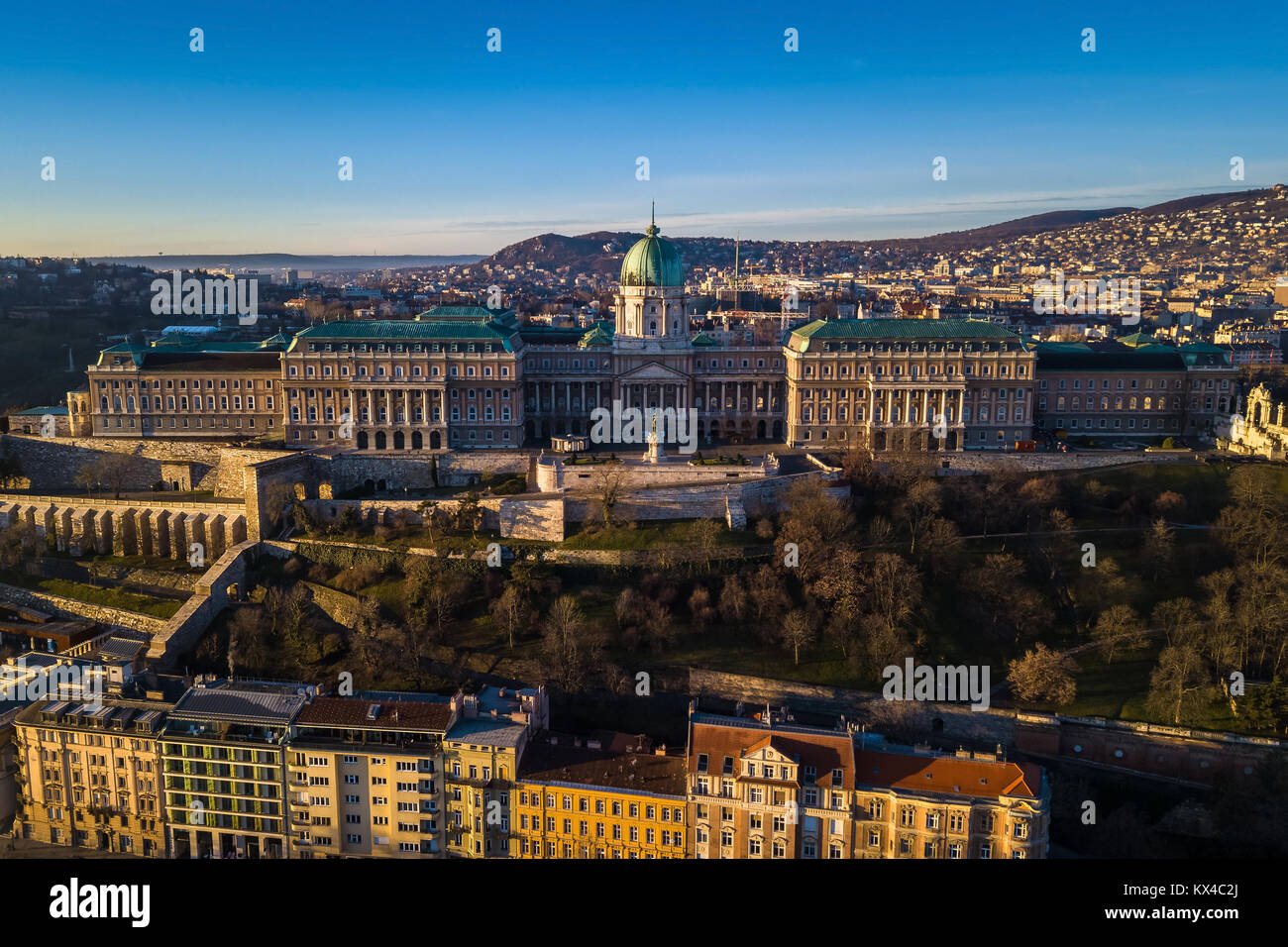 Budapest, Ungarn - Luftaufnahme von Buda Castle Royal Palace in den frühen Morgenstunden mit klaren blauen Himmel Stockfoto