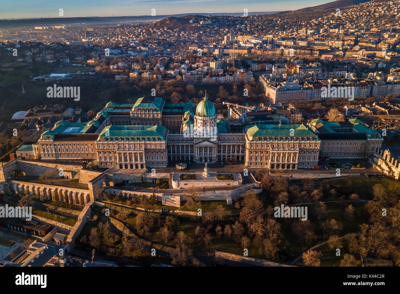 Budapest, Ungarn - Luftaufnahme von Buda Castle Royal Palace in den frühen Morgenstunden Stockfoto