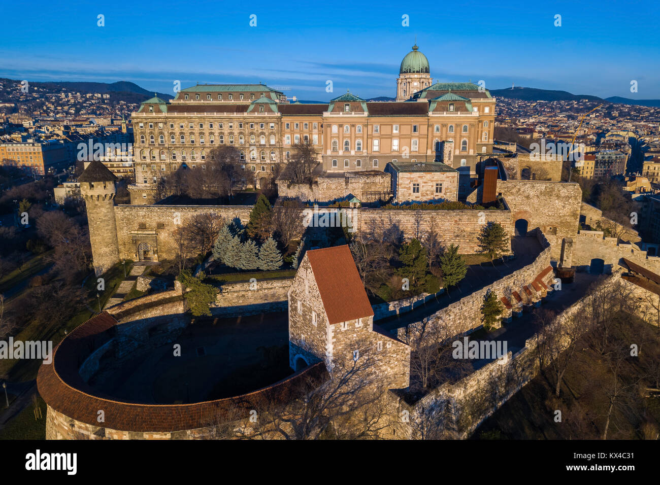 Budapest, Ungarn - Luftaufnahme von Buda Castle Royal Palace in den frühen Morgenstunden mit klaren blauen Himmel Stockfoto