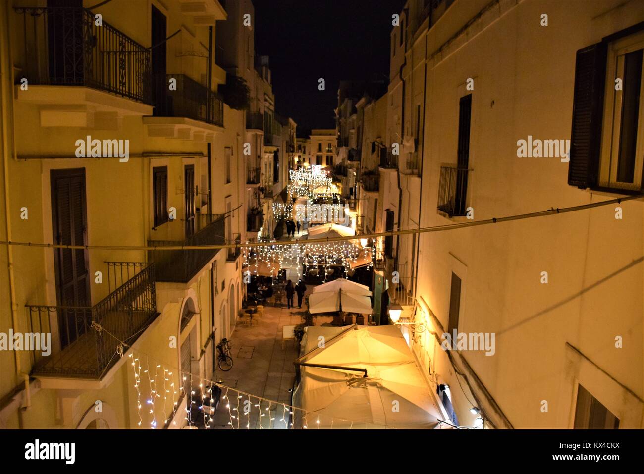 Beleuchtung Dekorationen auf einer Straße in der Altstadt von Bari, Apulien - Italien Stockfoto