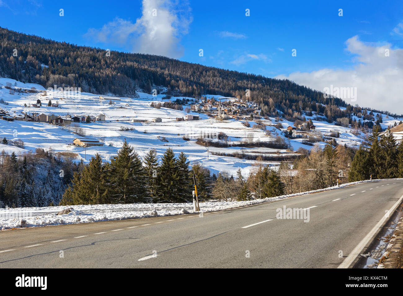 Mountain Road in den Schweizer Alpen im sonnigen Wintertag. Engadin, Graubünden, Schweiz Stockfoto