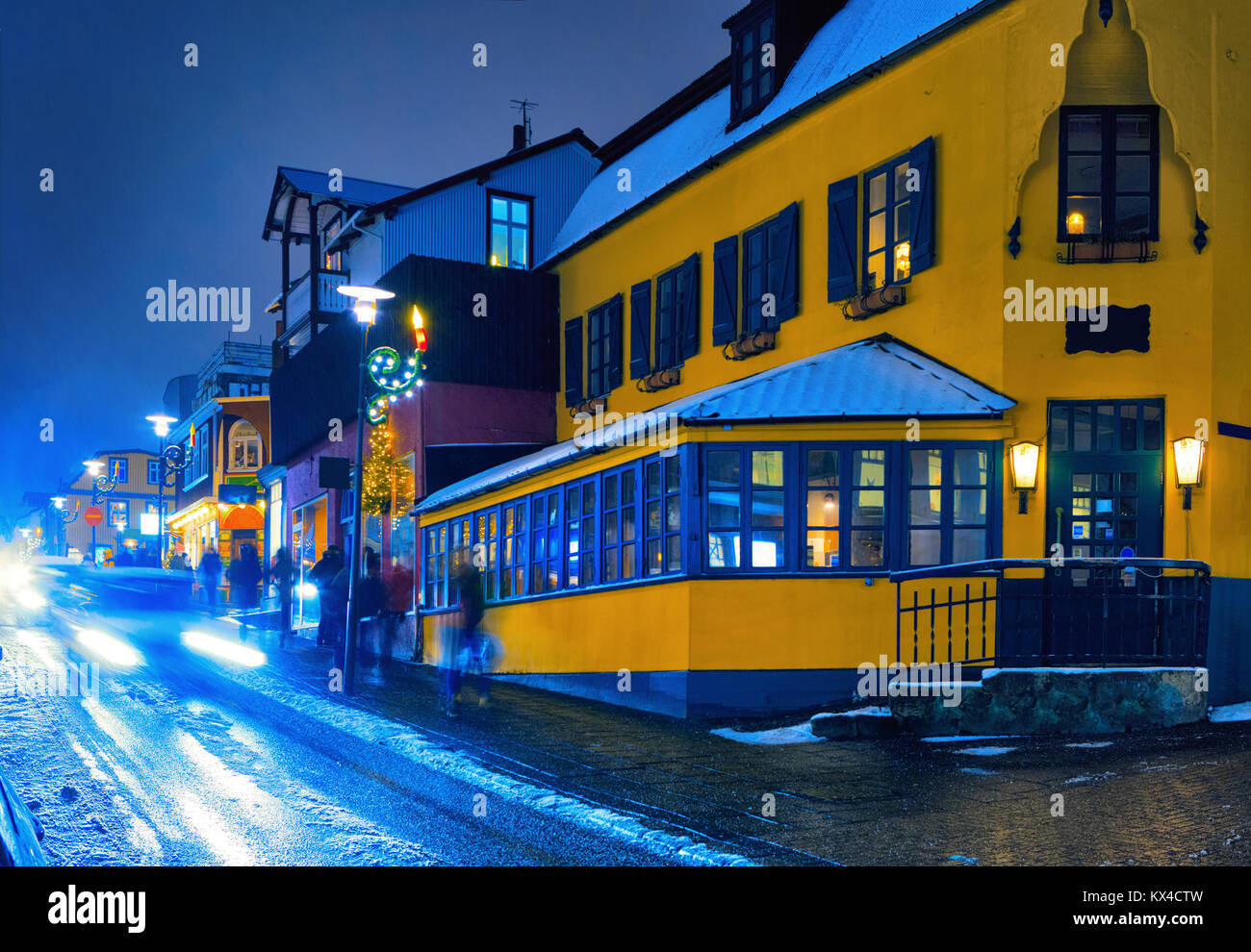 Der laugavegur Street während eines Schneesturmes am späten Abend, Reykjavik, Island. Getonten Bild Stockfoto