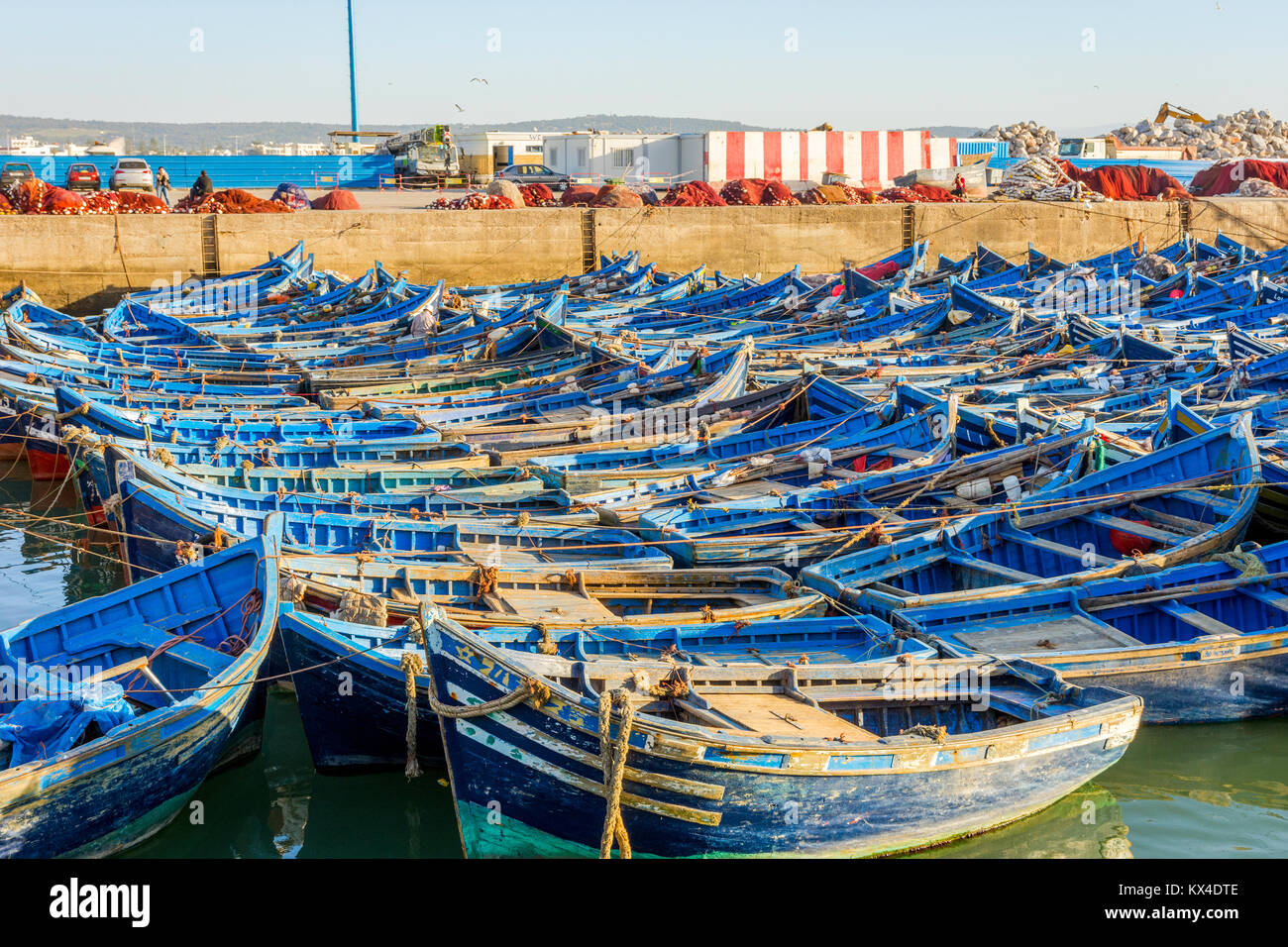 Viele blaue Fischerboote im Hafen von Essaouira, Marokko Stockfoto