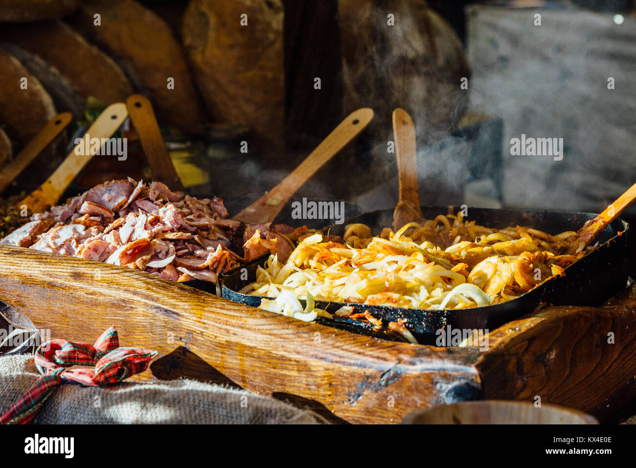 Krakau Weihnachtsmarkt Stall mit traditioneller Scheiben Brot mit gegrilltem Fleisch, Zwiebeln und Soße. Stockfoto