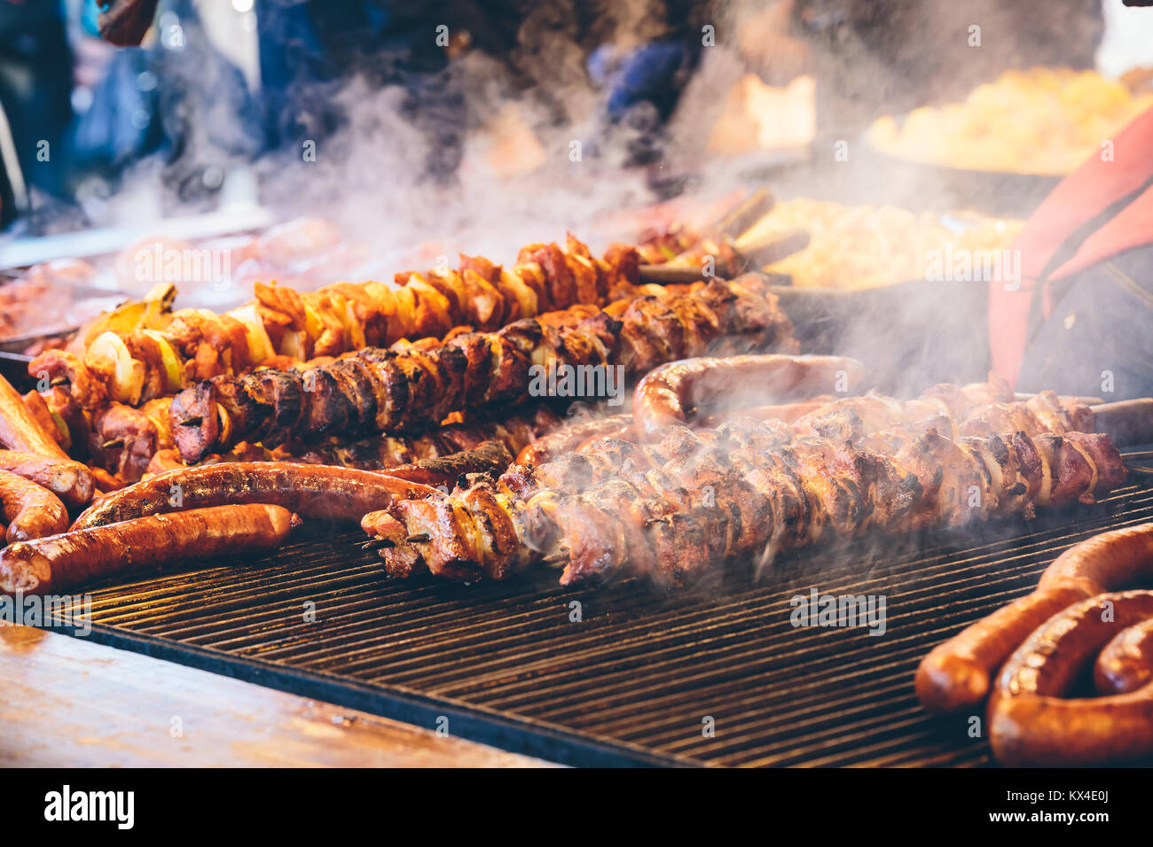 Fleisch und Wurst vom Grill Spieße auf dem Grill an der Krakauer Weihnachtsmarkt. Stockfoto