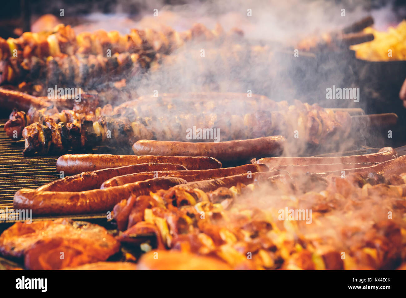 Fleisch und Wurst vom Grill Spieße auf dem Grill an der Krakauer Weihnachtsmarkt. Stockfoto