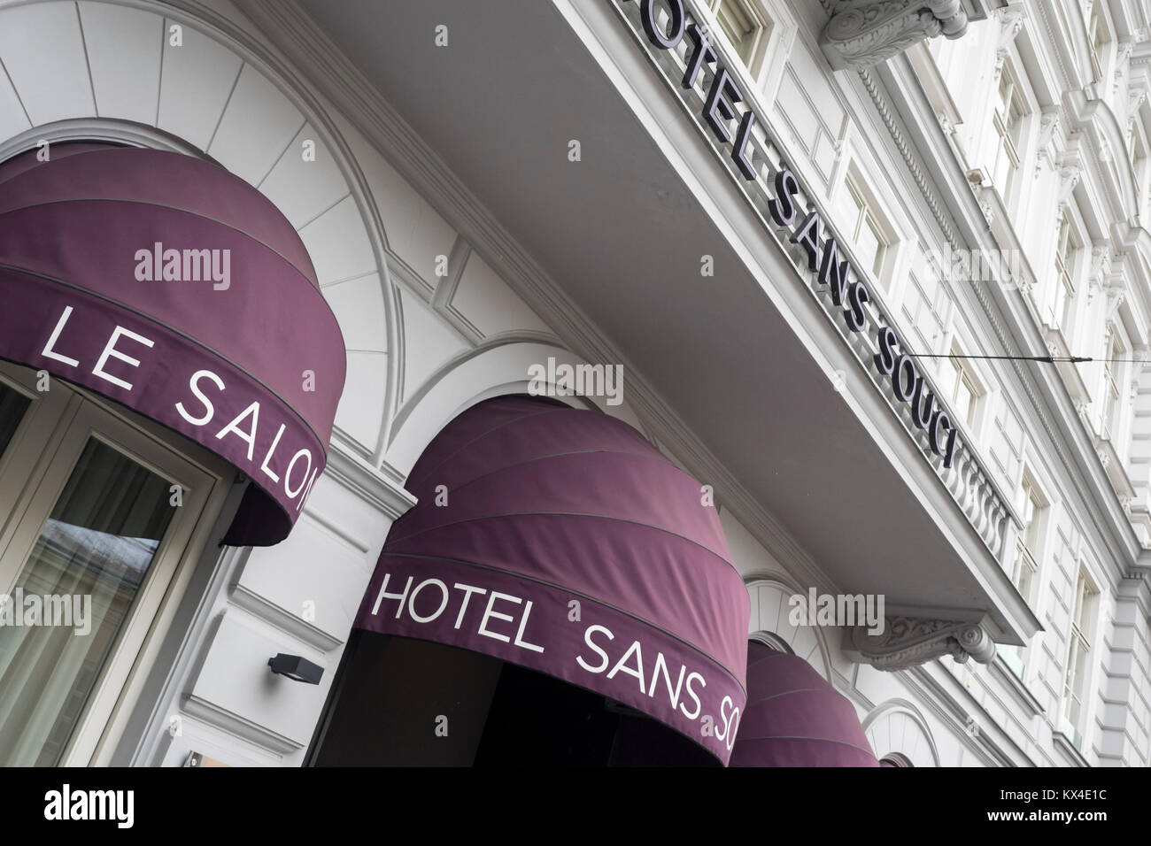 WIEN, ÖSTERREICH - 04. DEZEMBER 2017: Detail des Hotels Sans Souci in der Burggasse mit Schild Stockfoto