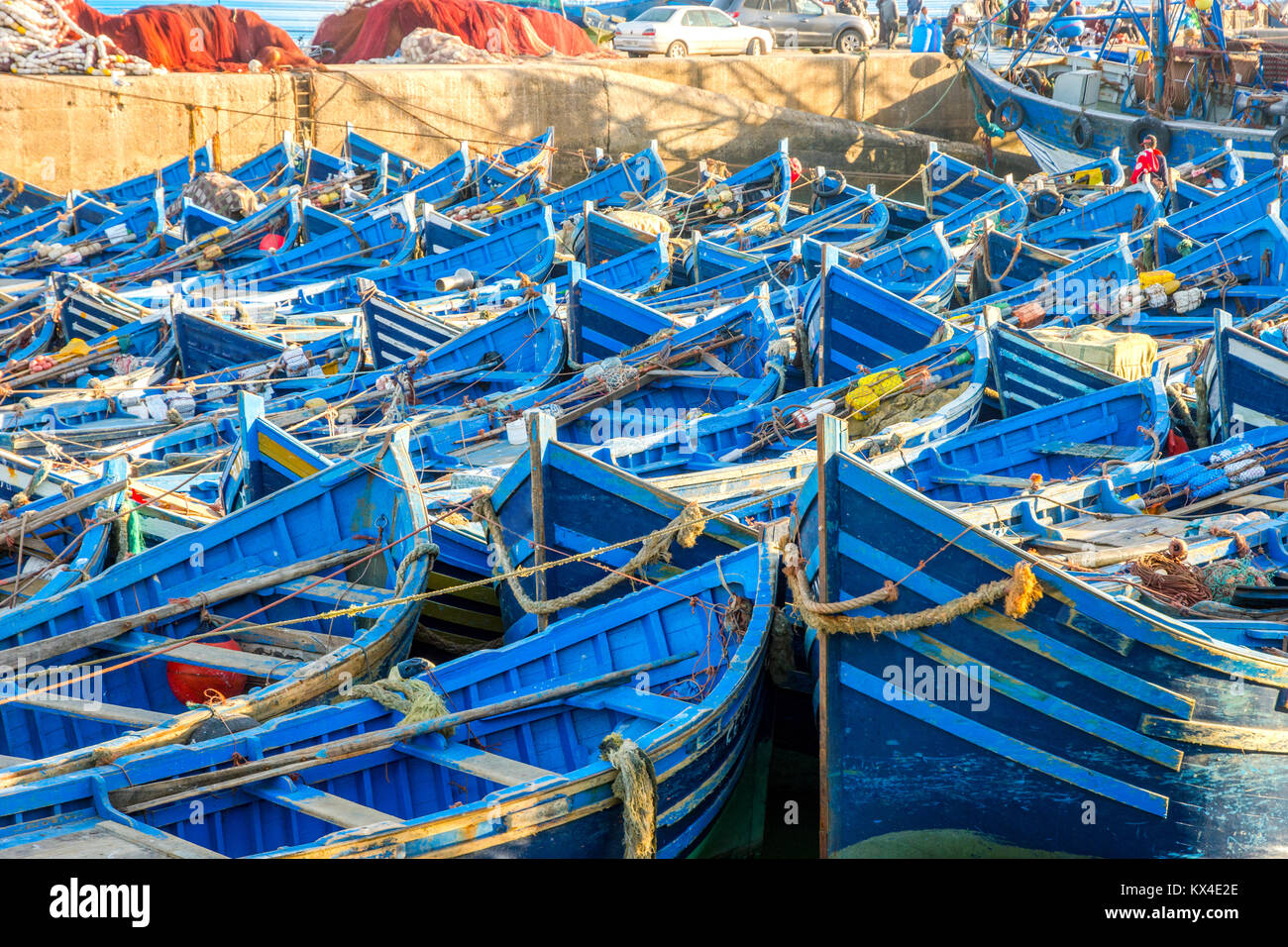 Viele blaue Fischerboote im Hafen von Essaouira, Marokko Stockfoto