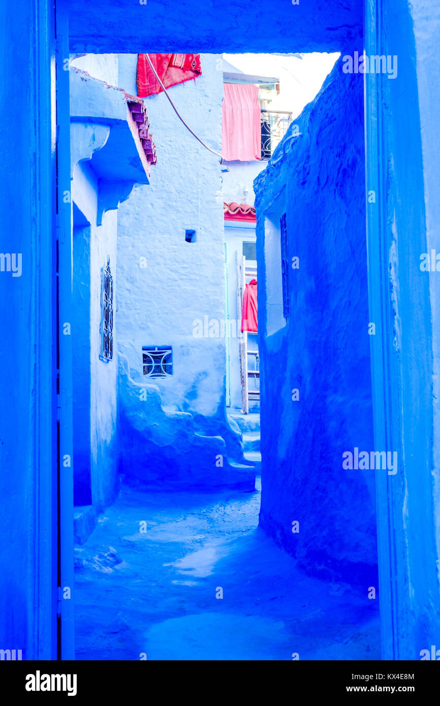 Blaue Wand-, Tür- und blaue Treppen in Kuching Stadt, berühmt für seine Farbe, Marokko Stockfoto