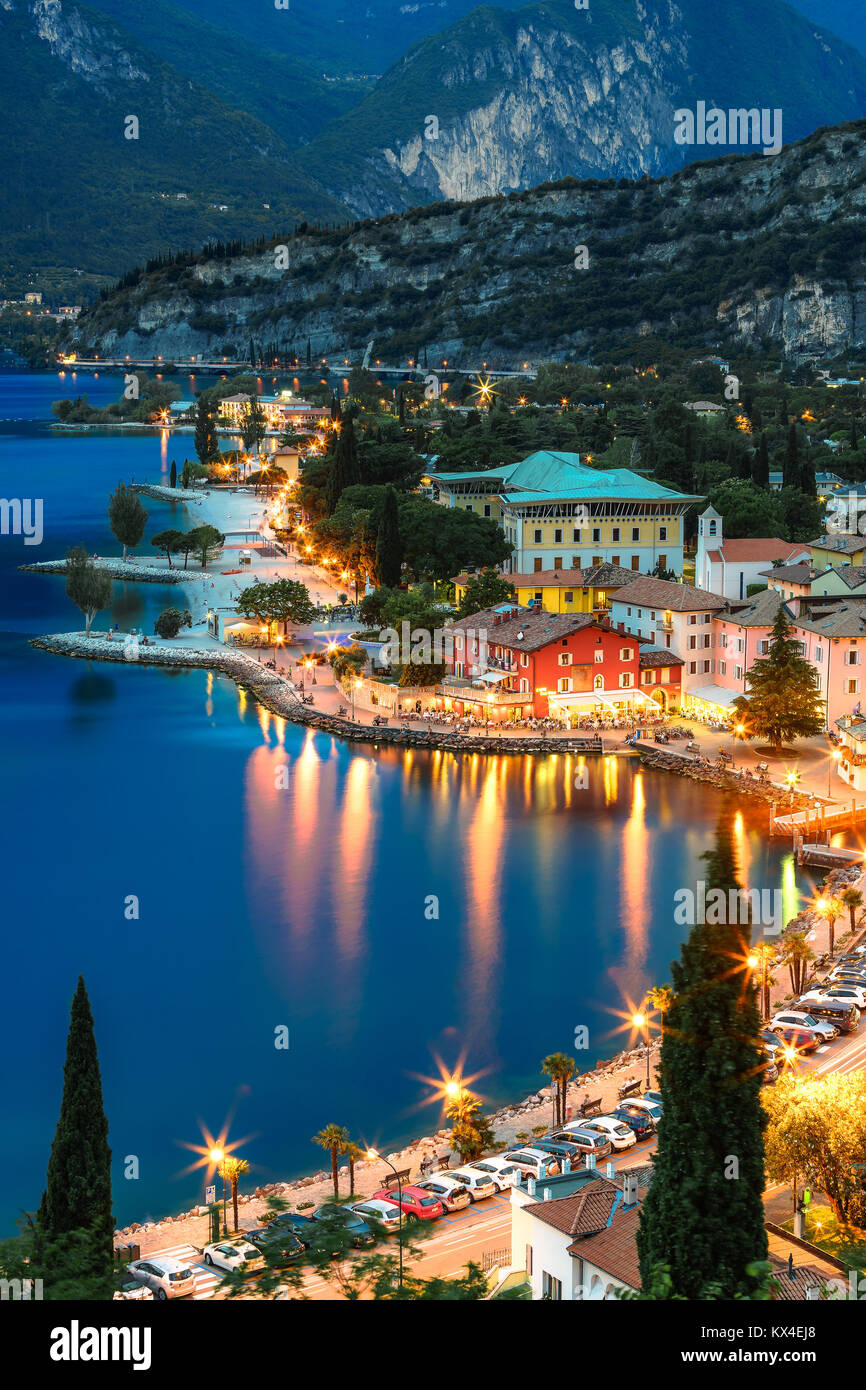 Reiseziel italienische Stadt bei Nacht Stockfoto