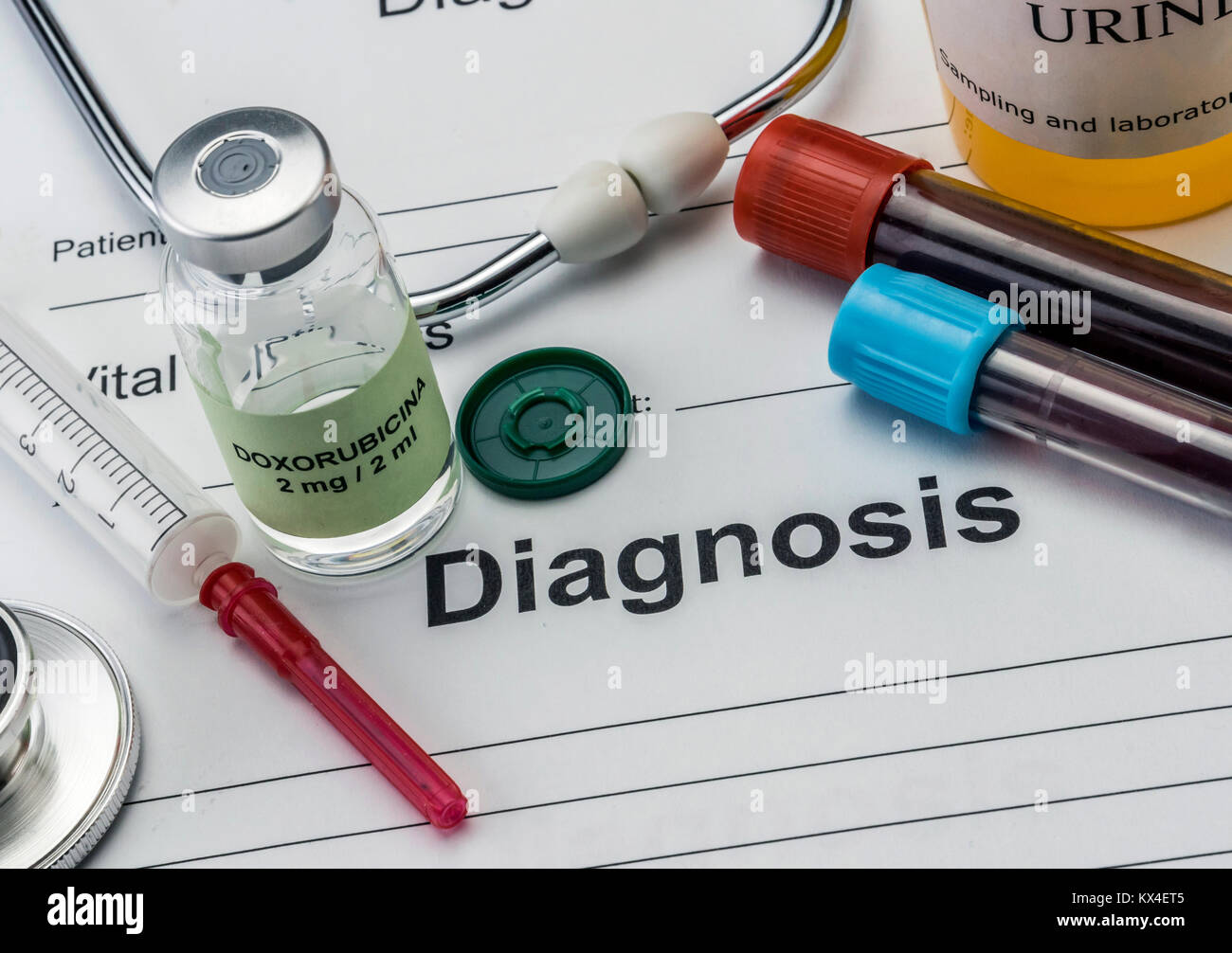 Diagnose Form, Durchstechflasche mit Blutproben und Medizin eines Krankenhauses, konzeptionelle Bild Stockfoto