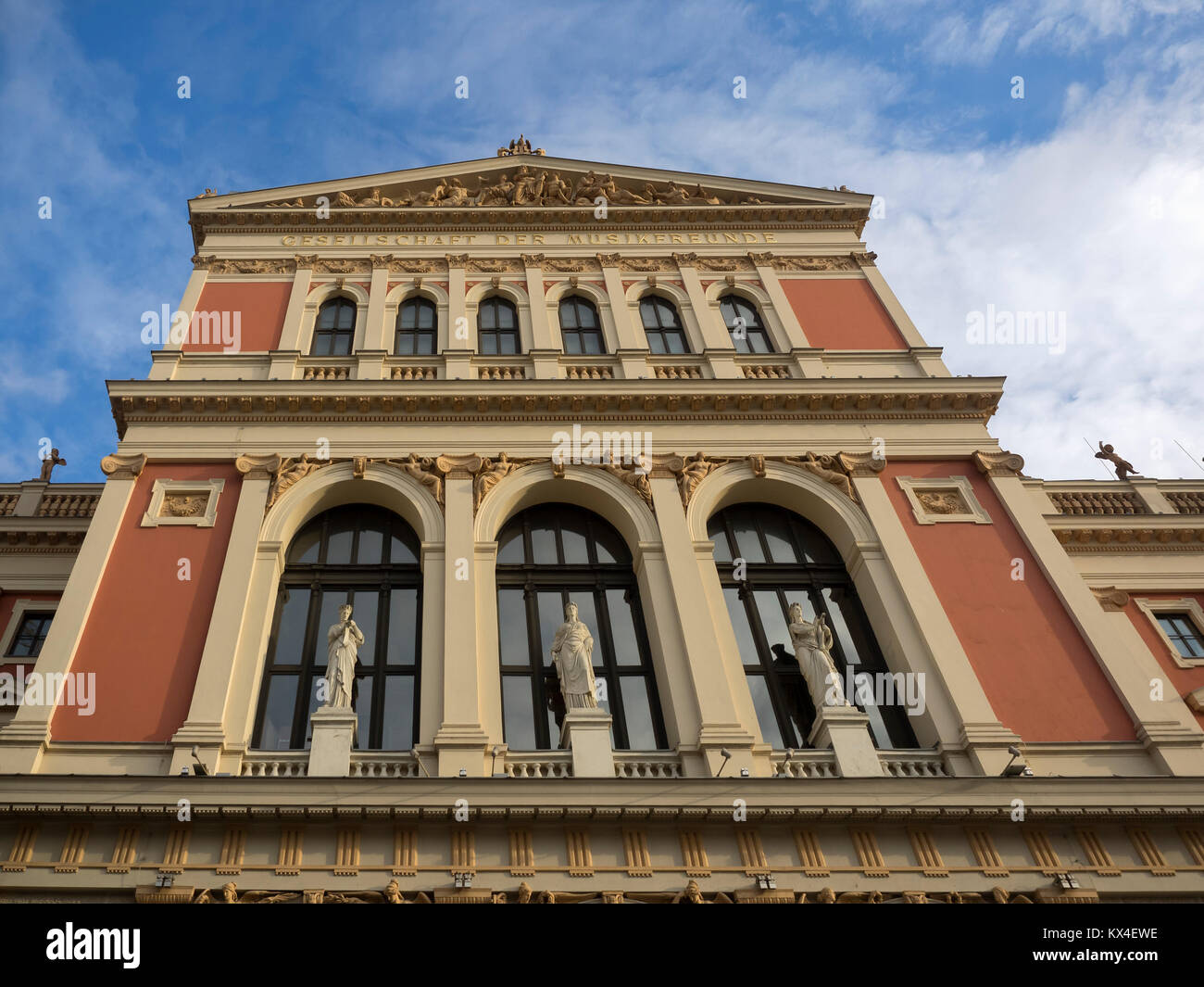 WIEN, ÖSTERREICH - 04. DEZEMBER 2017: Außenansicht der Fassade des Wiener Musikvereins Stockfoto