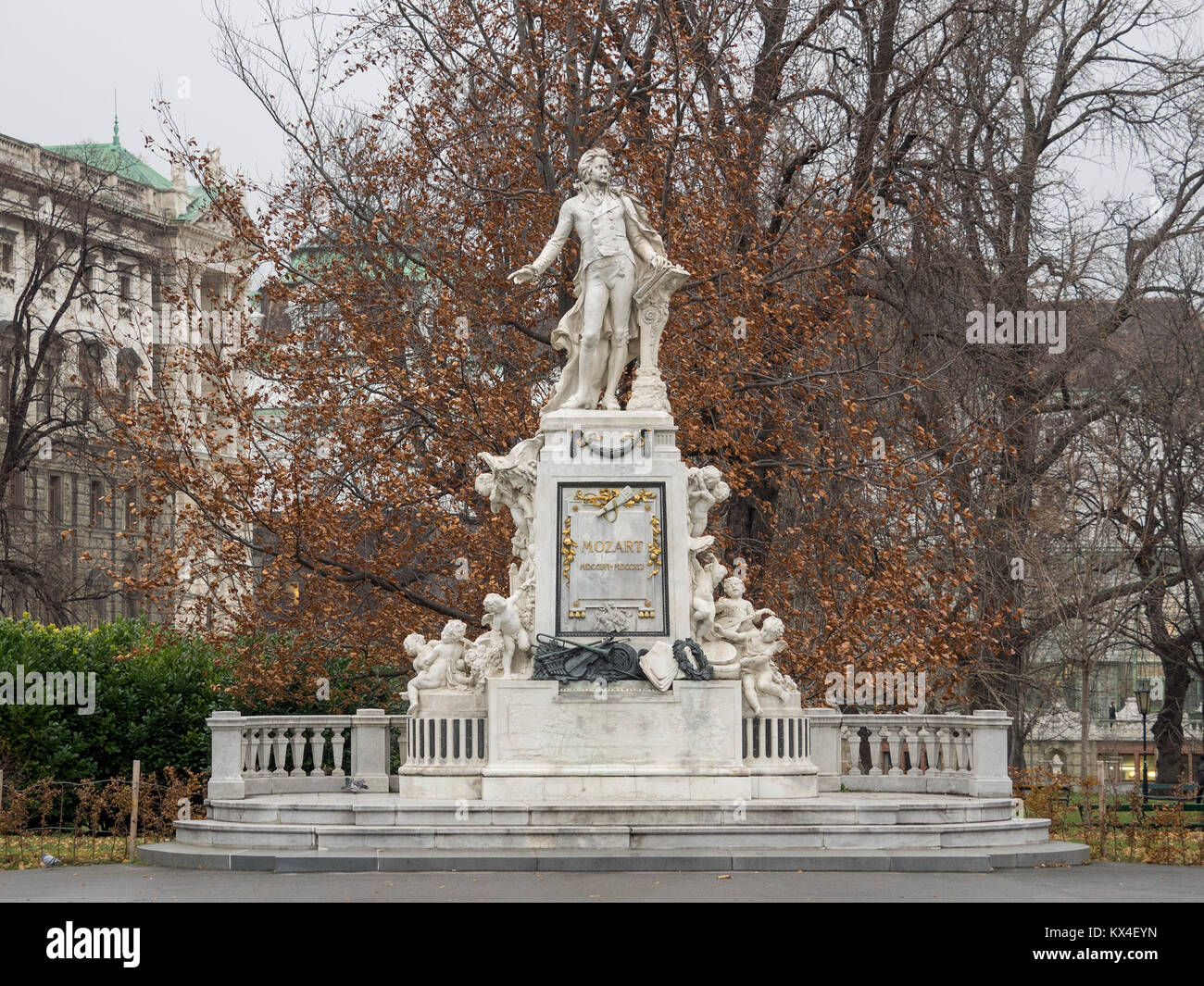 WIEN, ÖSTERREICH - 04. DEZEMBER 2017: Mozart-Denkmal am Albertinaplatz Stockfoto