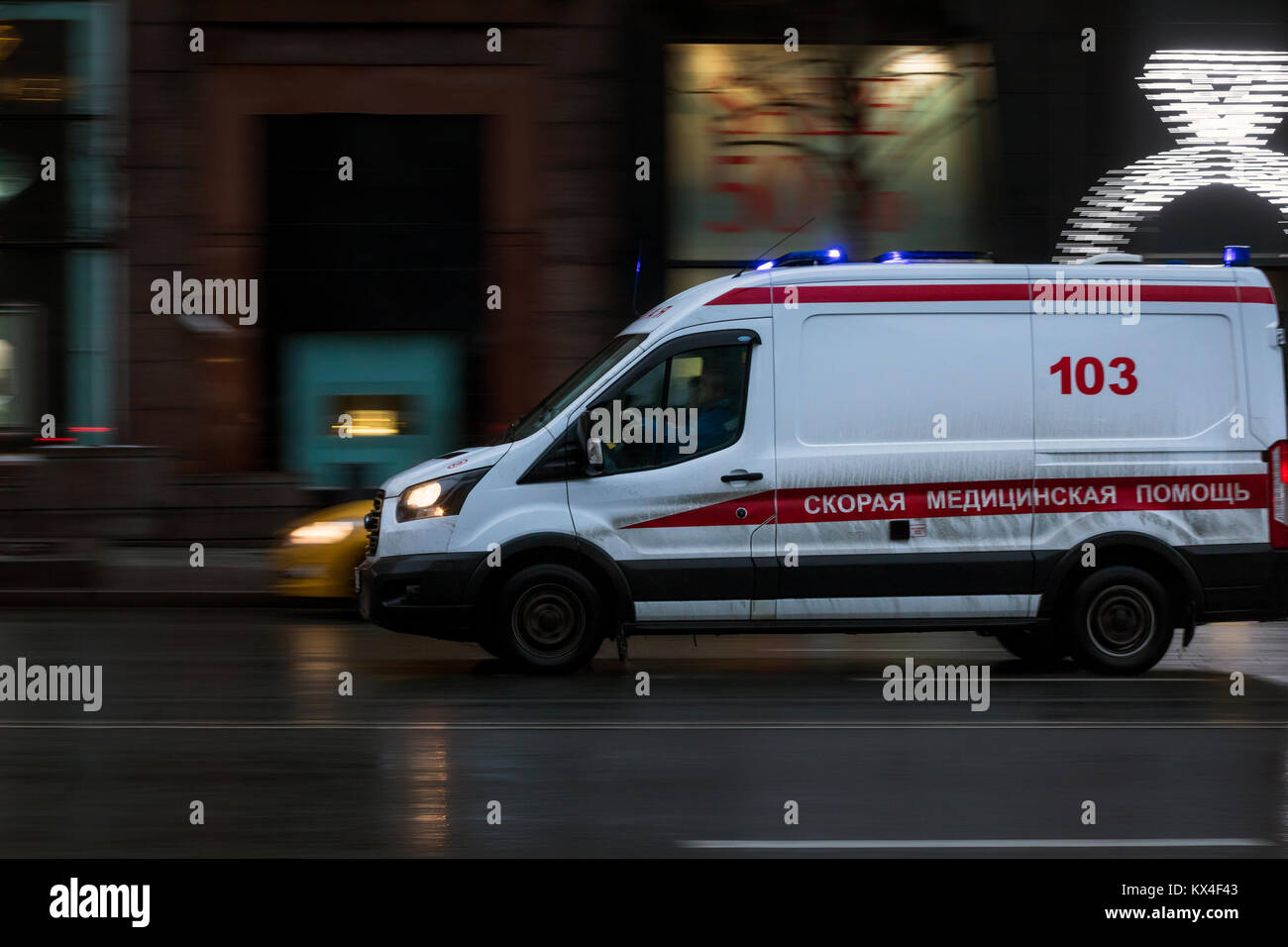 Krankenwagen Fahrten zu einem Patienten auf Tverskaya Street im Zentrum von Moskau, Russland Stockfoto