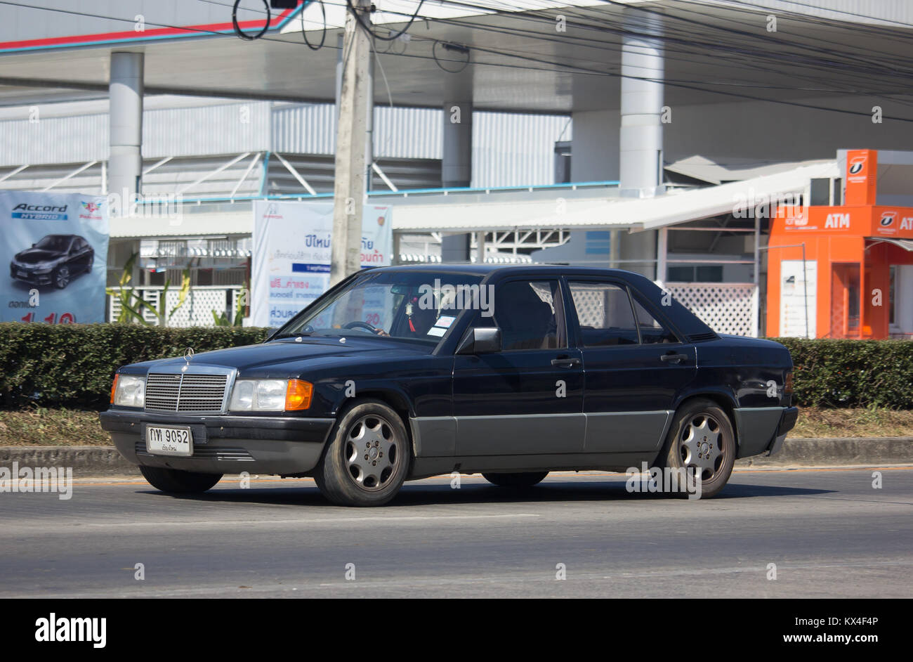 CHIANG MAI, THAILAND - 6. OKTOBER 2017: Private alten Auto von Mercedes Benz 190 E. Foto an der Straße Nr. 1001 etwa 8 km von der Innenstadt von Chiang Mai Thailand. Stockfoto