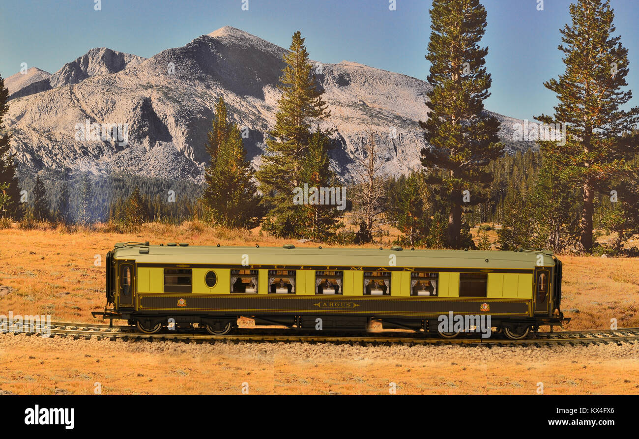 Ein Modell einer Pullman Wagen gegen eine Bergkulisse. Stockfoto