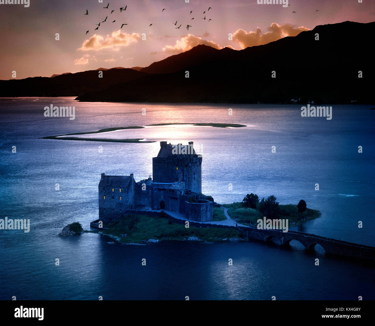 GB - Schottland: Eilean Donan Castle und Loch Duich bei Sonnenuntergang Stockfoto