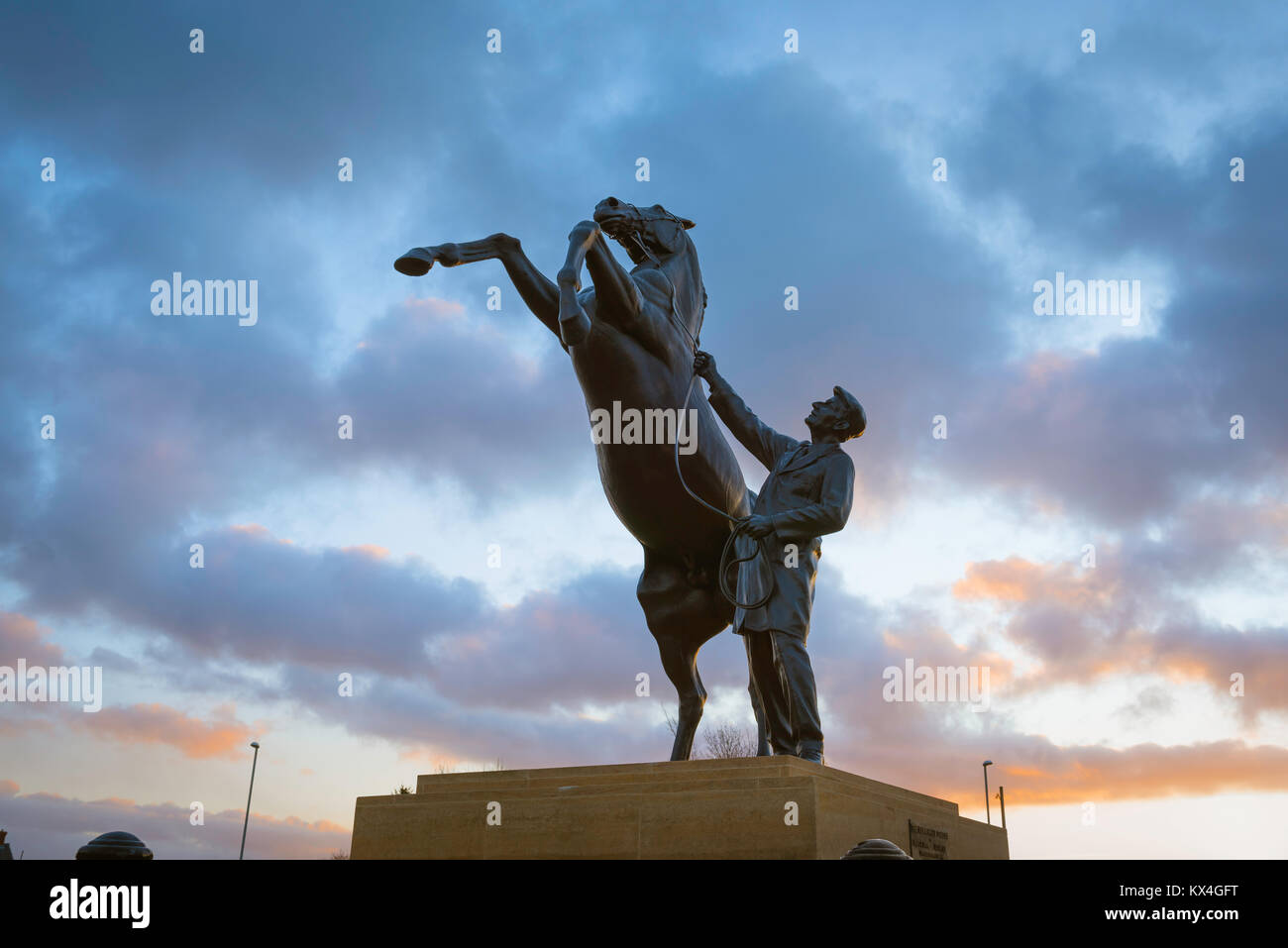 Newmarket racing Suffolk, die Newmarket Hengst Statue - ein markantes Wahrzeichen in der Nähe des Eingangs der berühmten pferderennbahn Suffolk, Großbritannien stationiert. Stockfoto