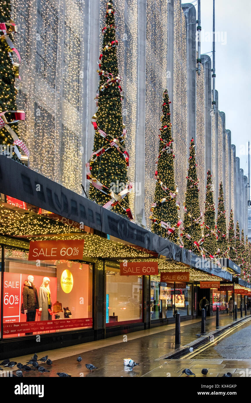 Die Oxford Street, London, House of Fraser Department Store, Shop mit Weihnachtsschmuck, xmas Bäume und Januar Verkauf Zeichen Stockfoto