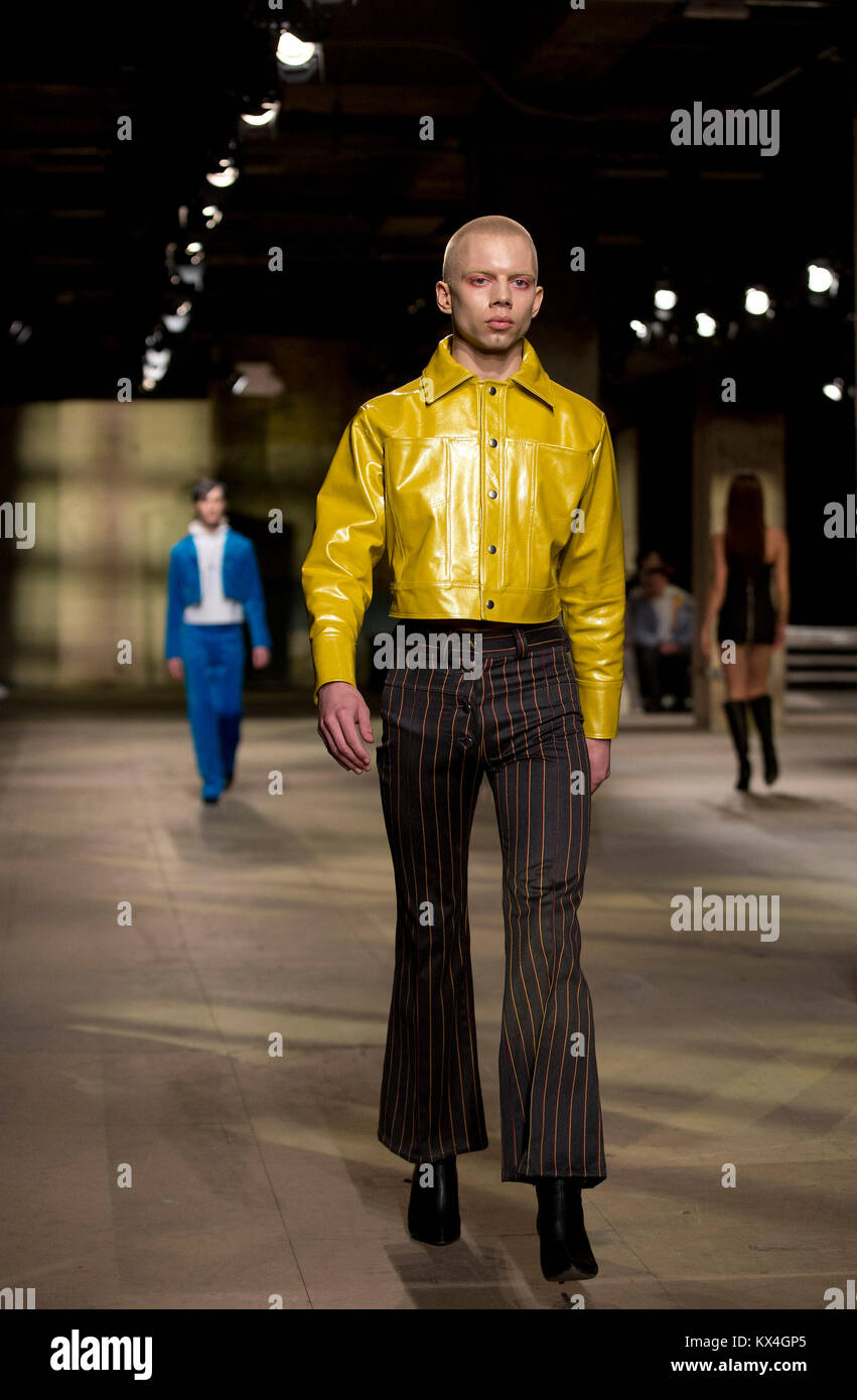 Modelle auf dem Laufsteg während die Kunst der Schule von Mann Herbst/Winter 2018 London Fashion Week Show auf Topman Showspace, London. PRESS ASSOCIATION Foto. Bild Datum: Sonntag, den 7. Januar 2018. Siehe PA Geschichte Consumer Mode. Photo Credit: Isabel Infantes/PA-Kabel Stockfoto