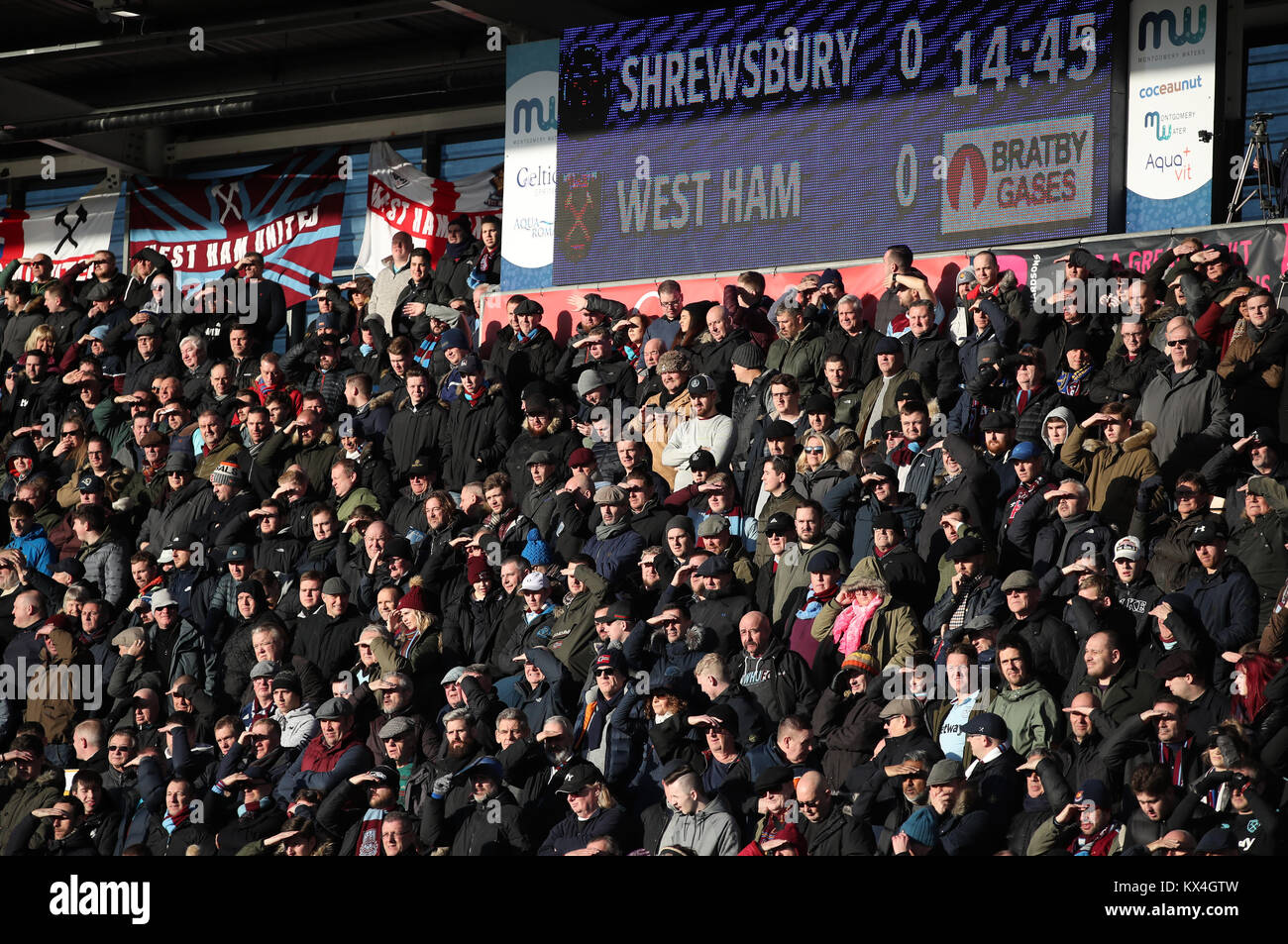 West Ham United Fans auf den Tribünen Schild ihre Augen mit der halben Zeit während der Emirate FA Cup, dritte Runde in Montgomery Wasser Wiese, Shrewsbury. Stockfoto