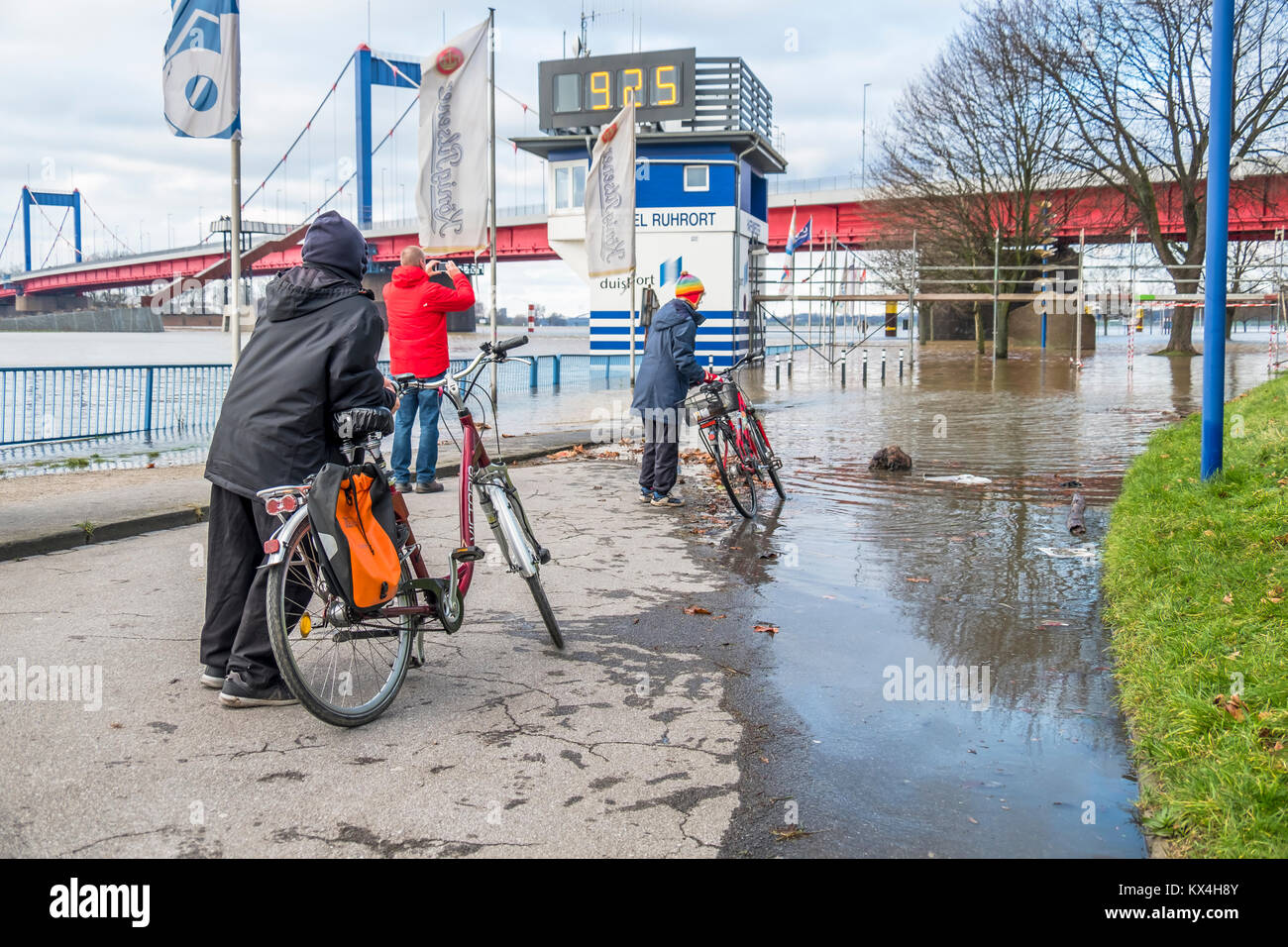 DUISBURG/Deutschland - 08. Januar 2017: Mit dem Fahrrad durch den Rhein Hochwasser überrascht die Promenade in Ruhrort Stockfoto