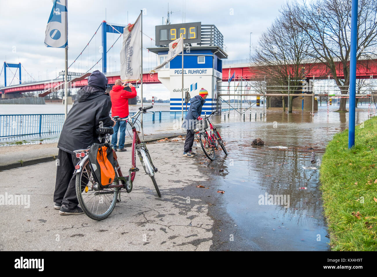 DUISBURG/Deutschland - 08. Januar 2017: Mit dem Fahrrad durch den Rhein Hochwasser überrascht die Promenade in Ruhrort Stockfoto