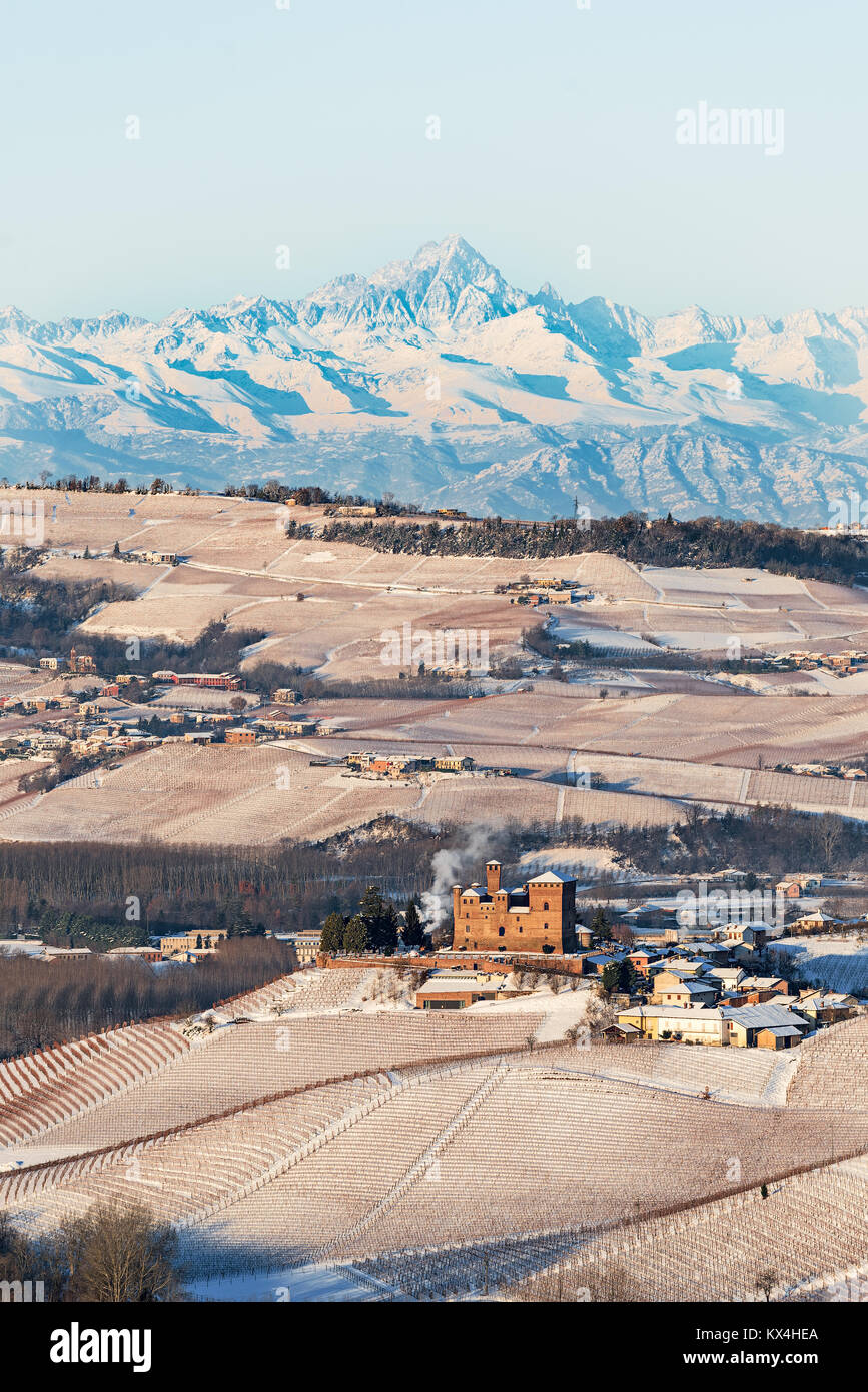 Grinzane Cavour Schloss und die Berge im Norden von Italien, Langhe, Piemont Stockfoto