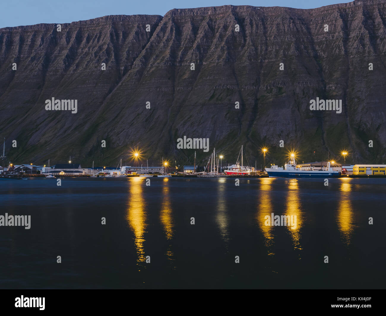 Fischerboote und dunklen Felsen in der Nacht in Husavik Hafen, Island Stockfoto