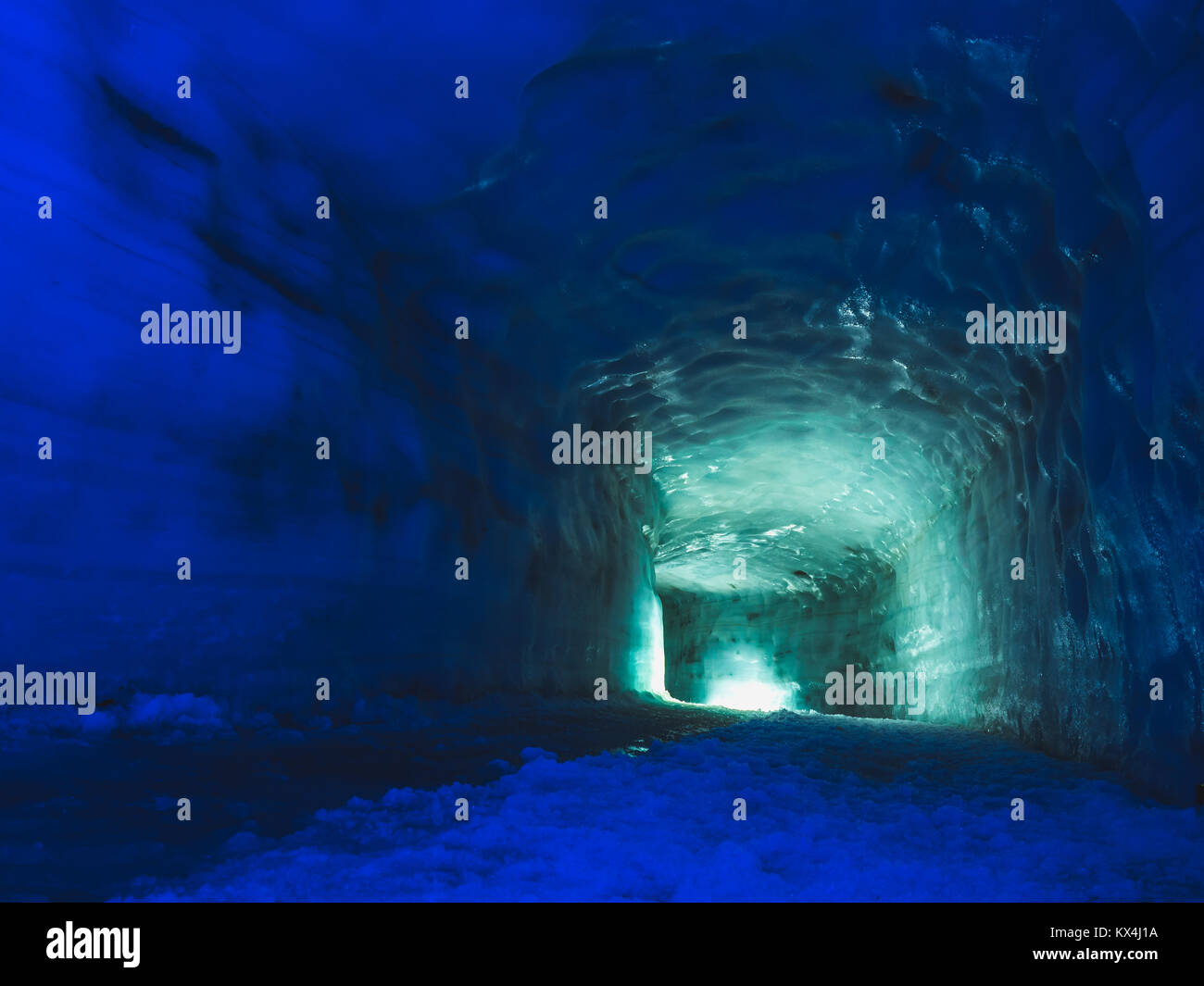 Tunnel mit Licht im Eis Höhle in den Langjökull Gletscher in Island Stockfoto