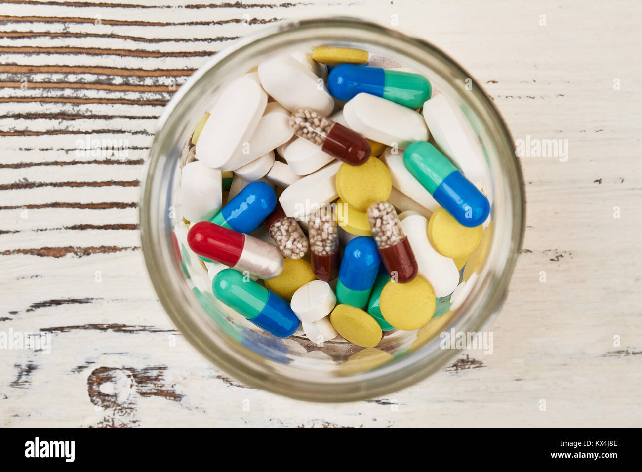 Pillen im Glas Stockfoto