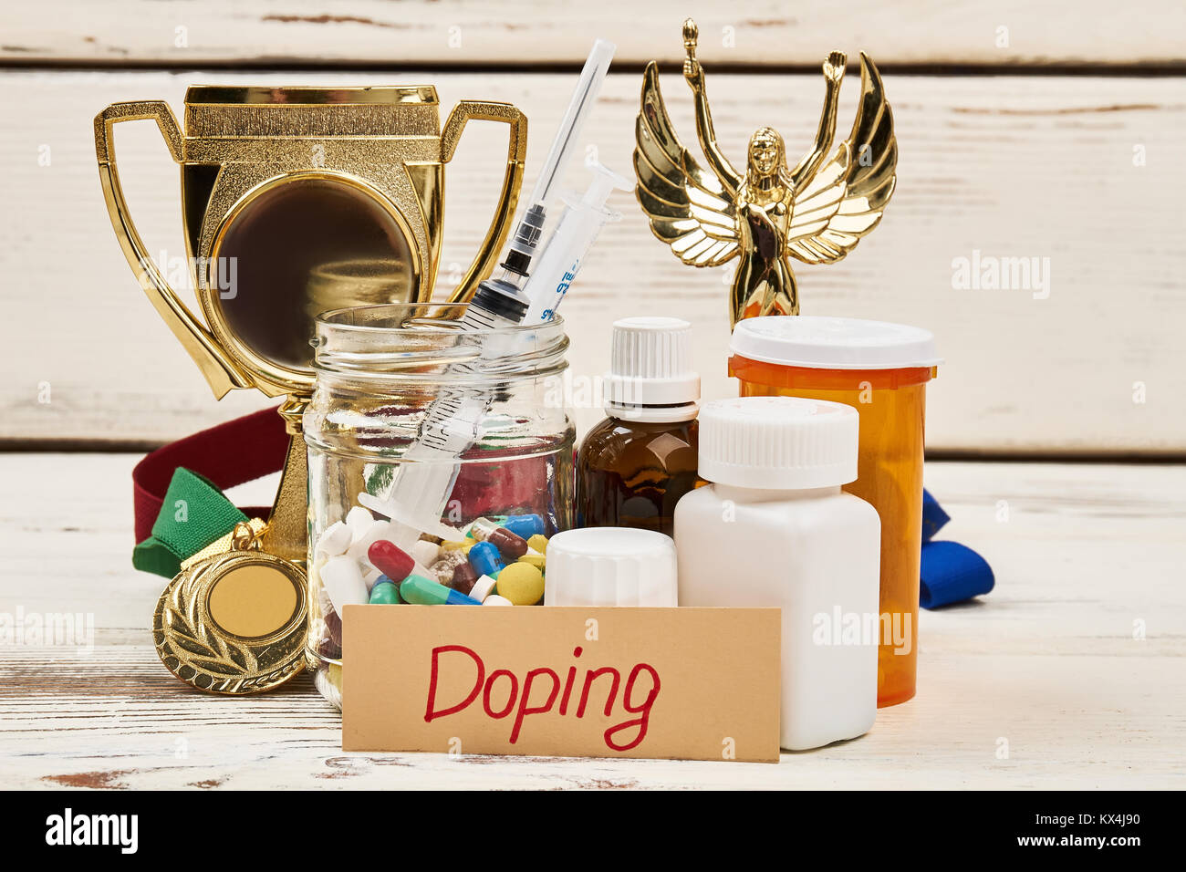 Doping Medikamente und Trophäe Stockfoto