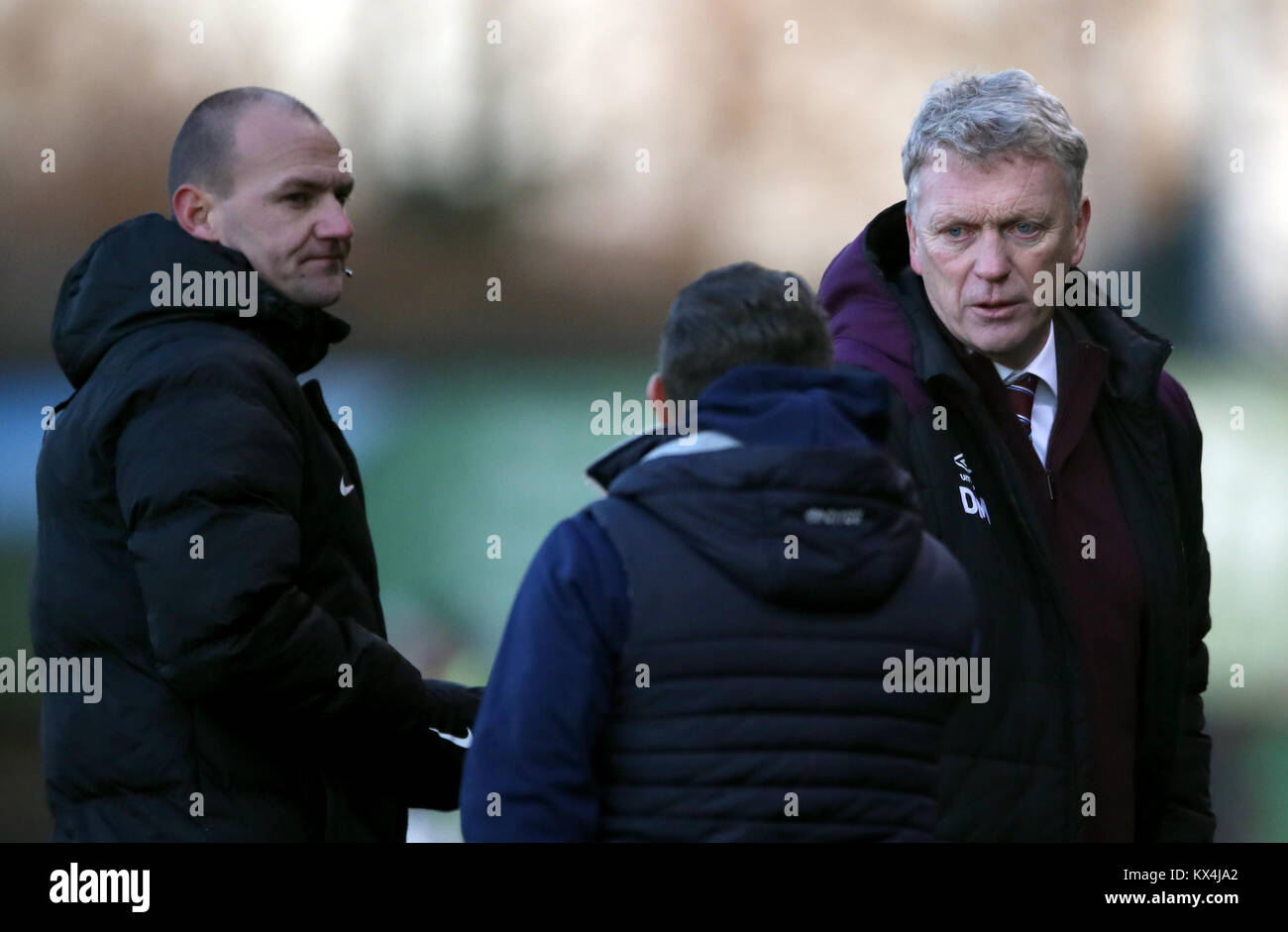 West Ham United Manager David Moyes (rechts) reagiert, nachdem der letzte während der Emirate FA Cup, dritte Runde in Montgomery Wasser Wiese, Shrewsbury Pfeifen. Stockfoto