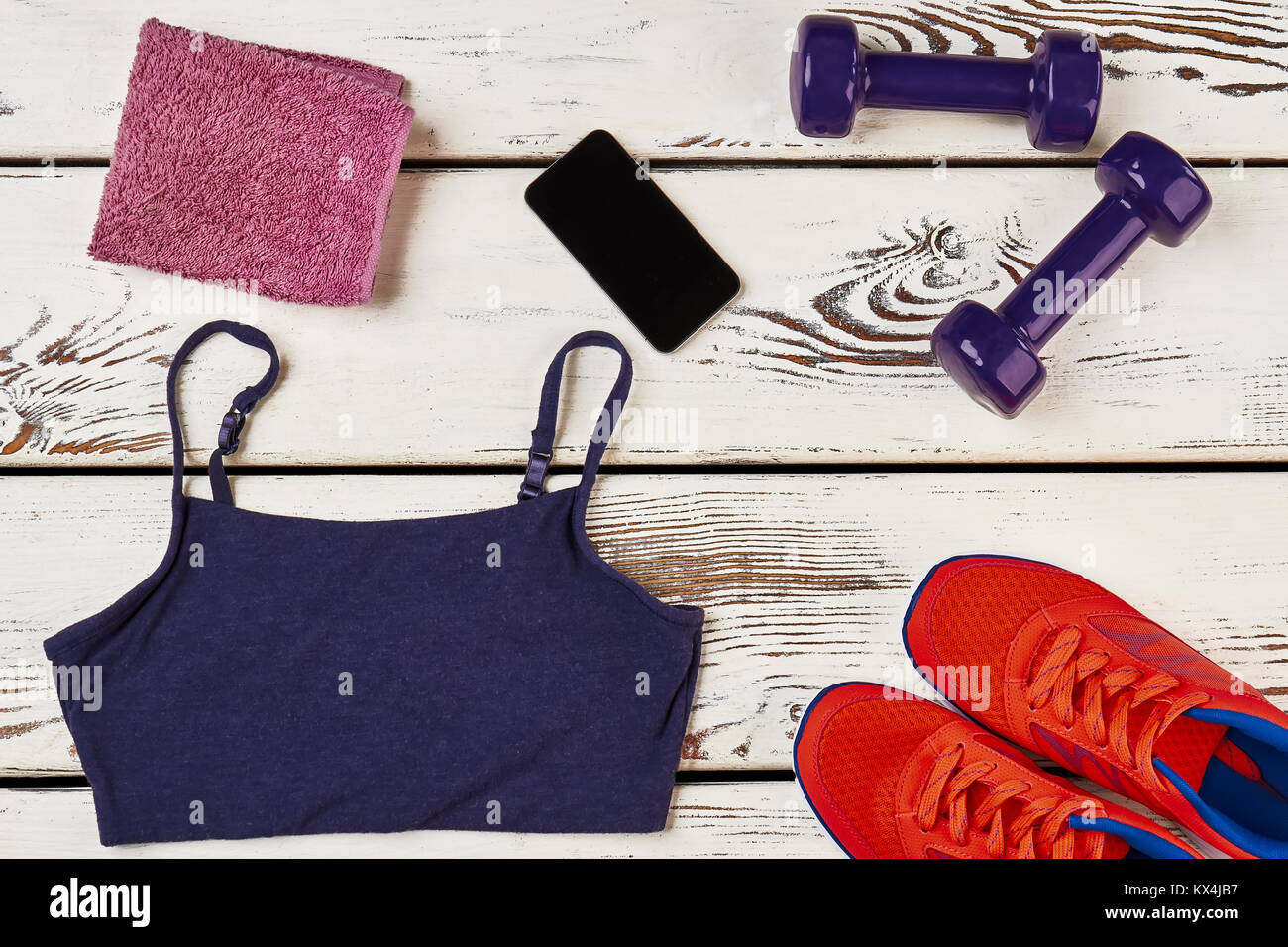 Sportbekleidung, Geräte und Smartphones Stockfoto