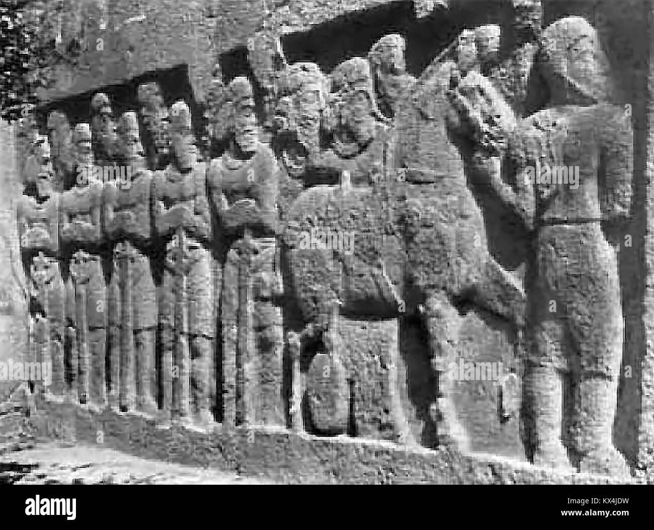 Historische Persien (Iran) im Jahr 1935 - Archäologie - SCHAPUR - eine geschnitzte Tablet mit den Sattel Pferd von Schapur I. und seine Soldaten Stockfoto
