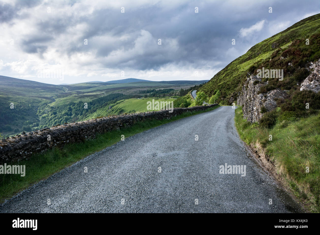 Die historische militärische Straße aufwärts durch die Wicklow Hochland in Richtung Sally Lücke in der Grafschaft Wicklow in Irland Stockfoto