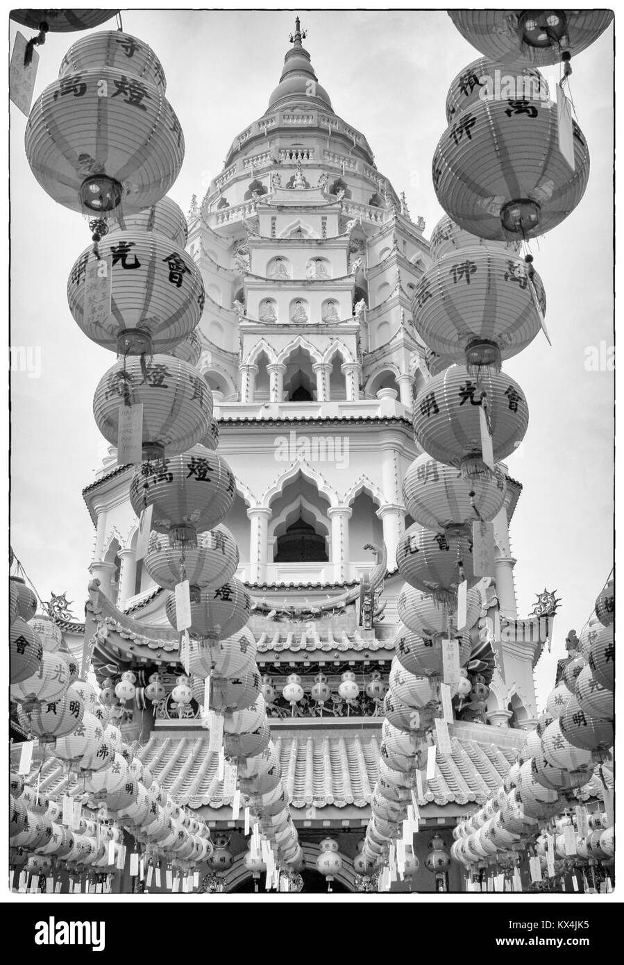 PENANG, MALAYSIA - 28. Januar 2011: Die buddhistischen Tempel von Air Hitam mit Reihen von Lampions am 28 Januar, 2011 in Penang, Malaysia, Asien Stockfoto