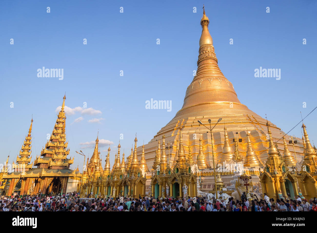 Riesige Menschenmenge vor der vergoldeten Shwedagon Pagode in Yangon, Myanmar, an einem sonnigen Tag. Stockfoto